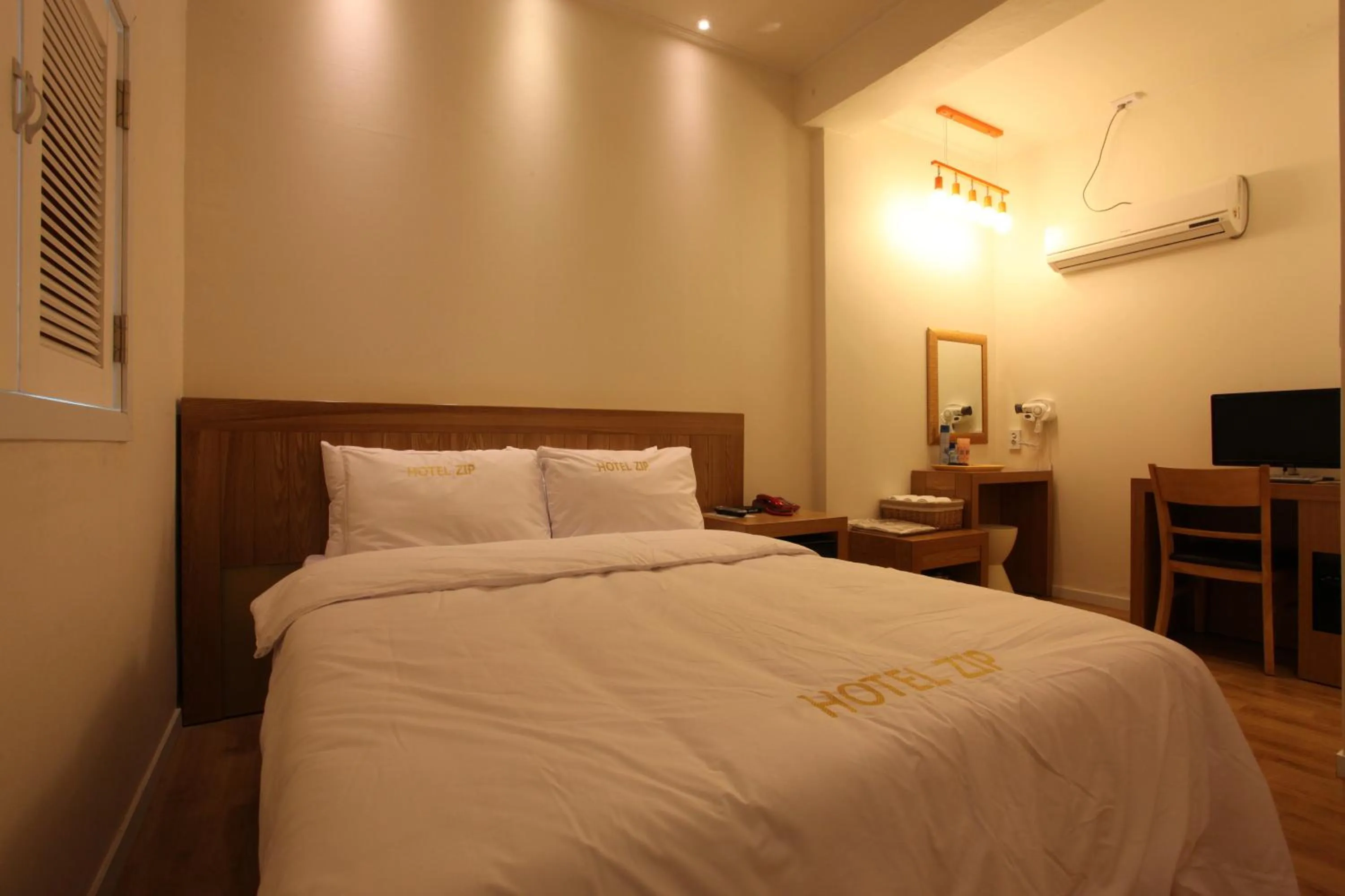Photo of the whole room, Bed in ZIP Hotel