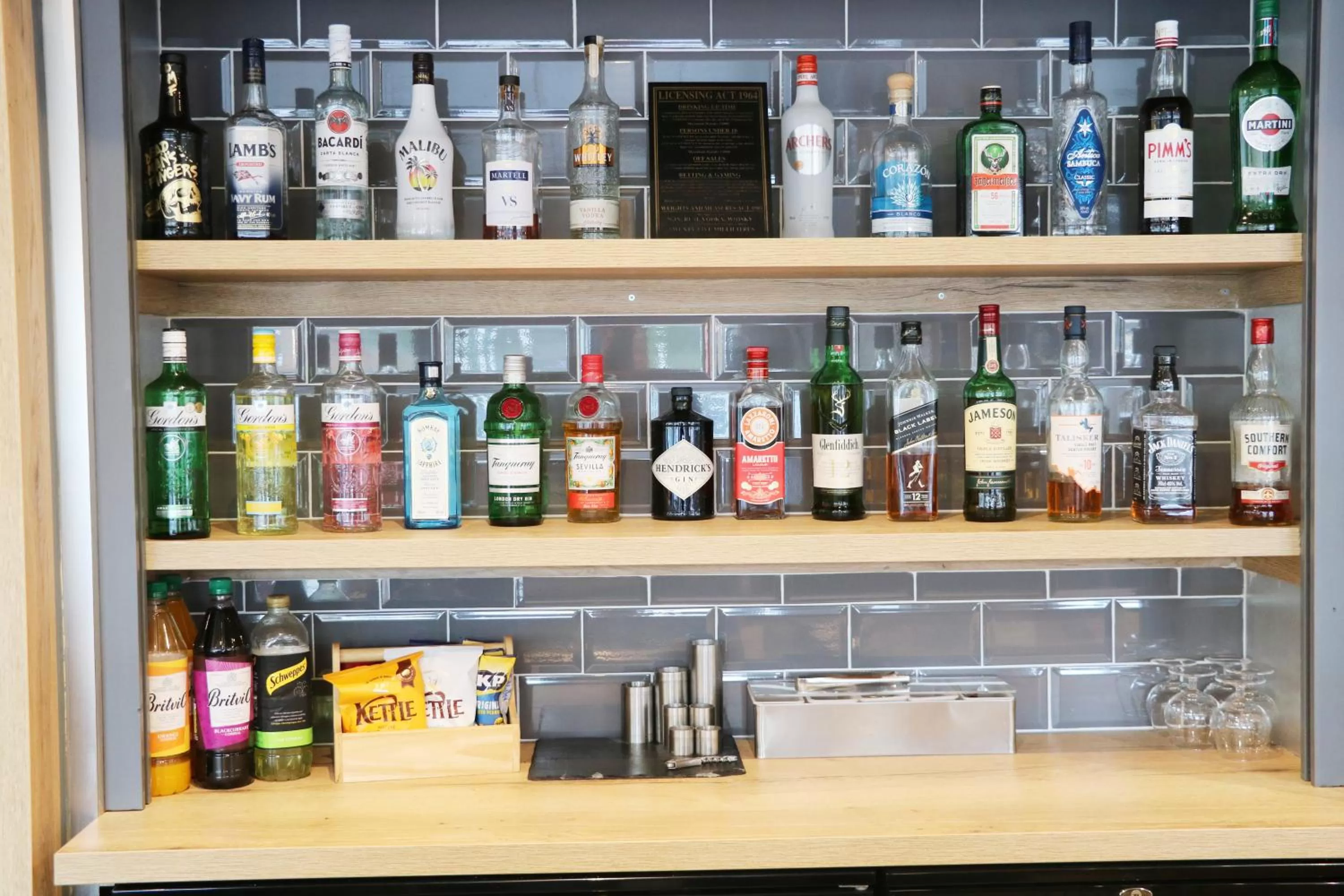 Lounge or bar in Holiday Inn Express, Chester Racecourse by IHG