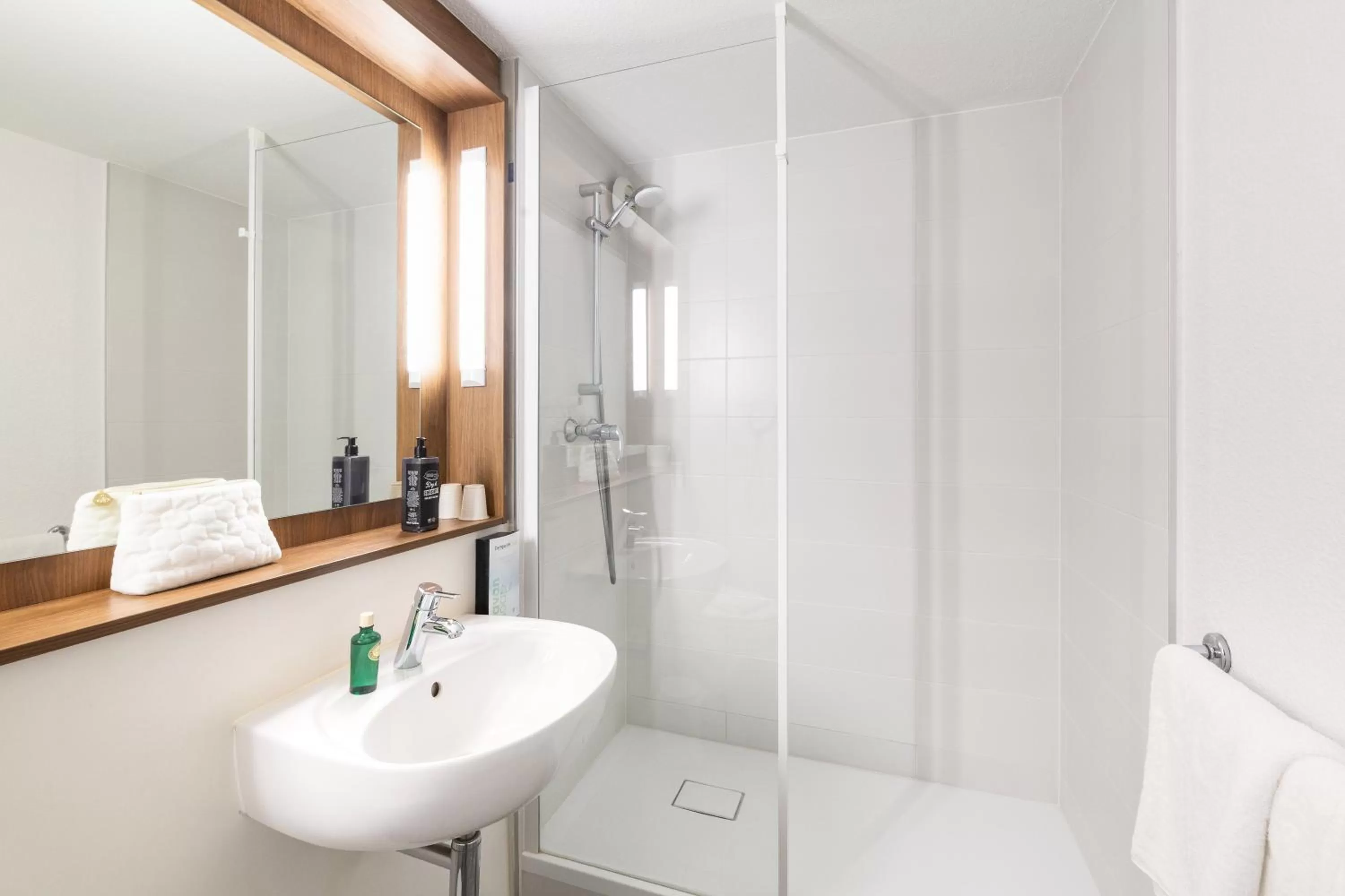 Shower in greet hôtel Angoulême