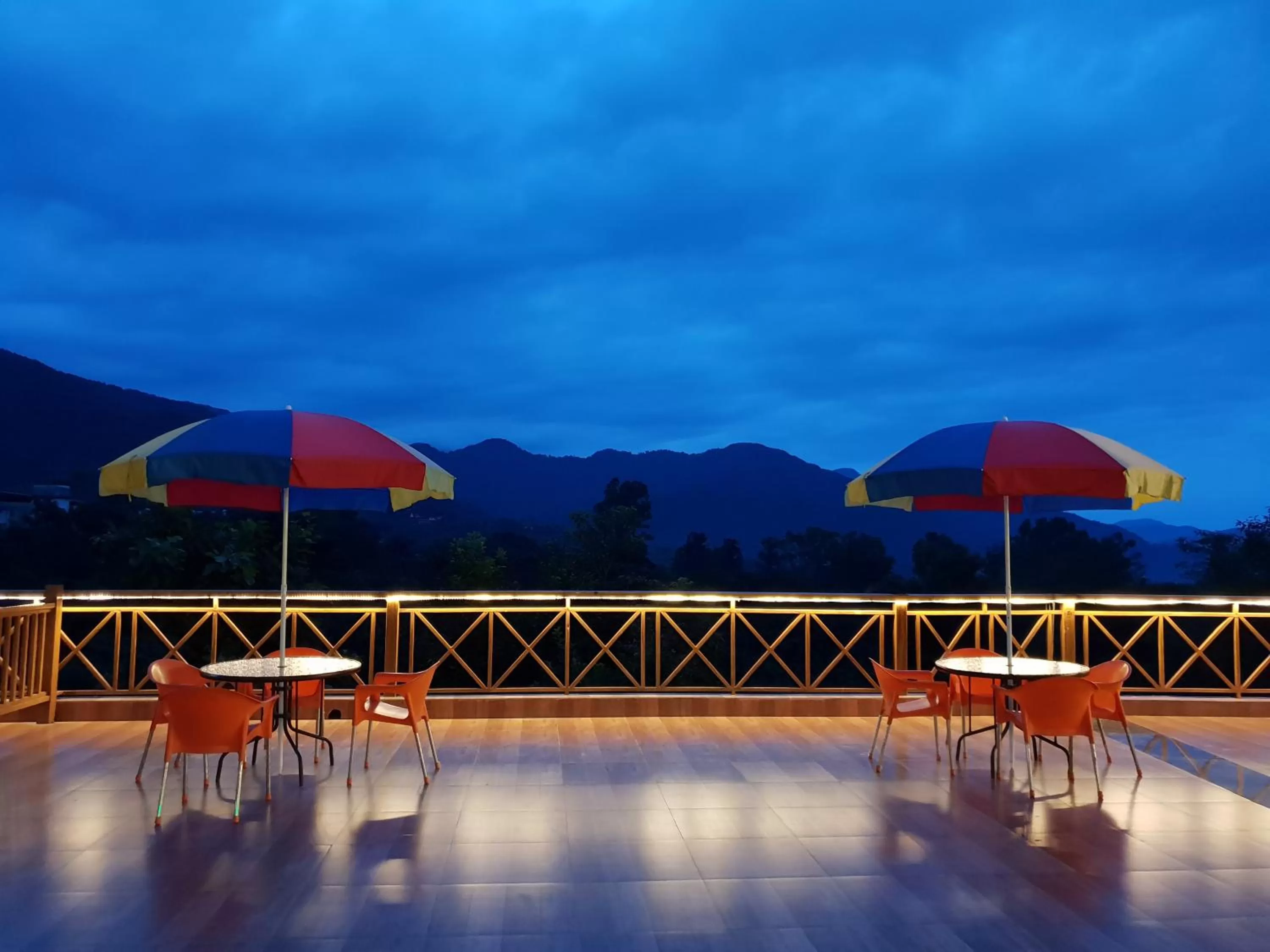 Restaurant/places to eat in Hotel Rajpur Heights