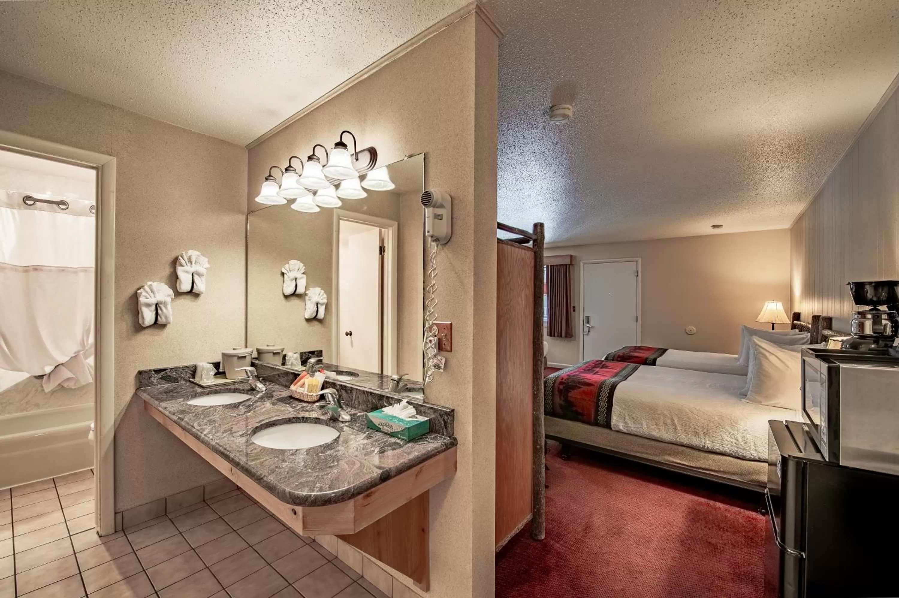 Photo of the whole room, Bed in Antler Inn