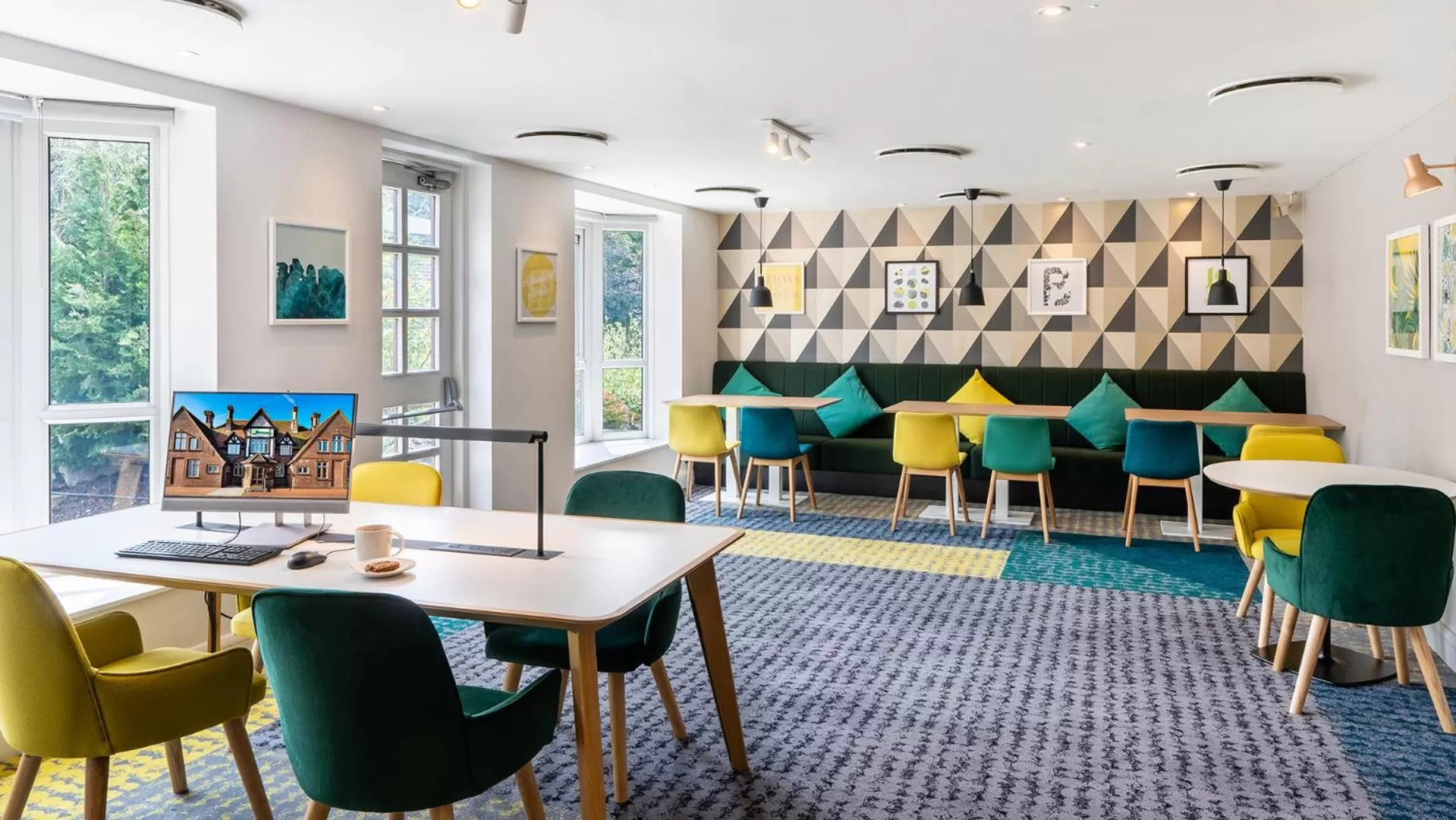 Lounge or bar in Holiday Inn London-Bexley by IHG