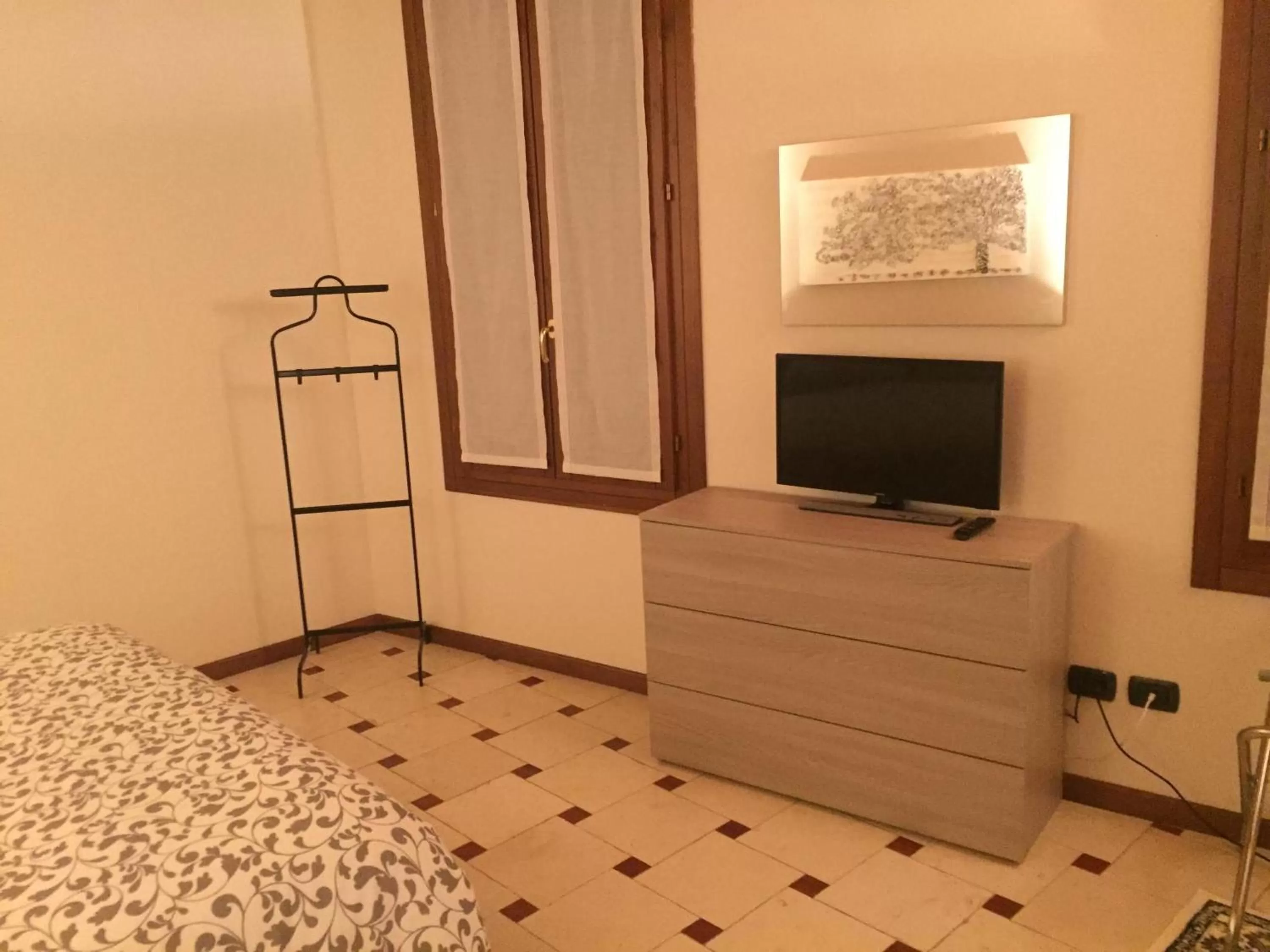 Bed, TV/Entertainment Center in B&B Via Garibaldi