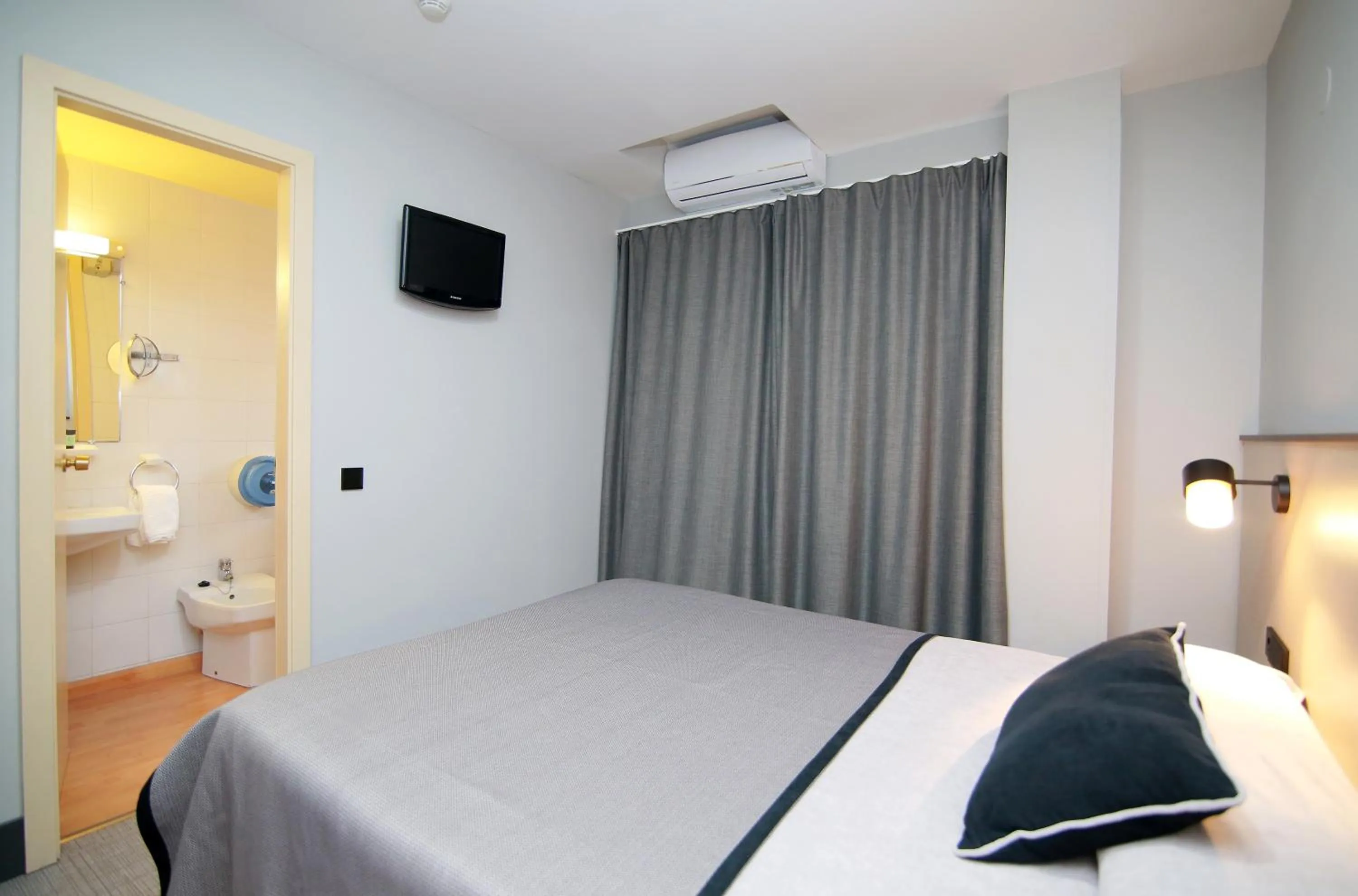 Bed in Hotel Esplugues