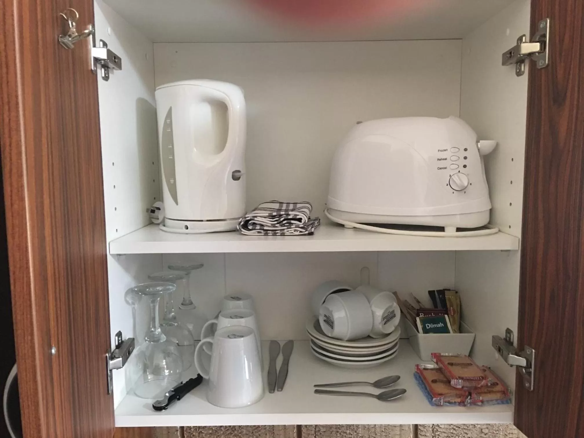 Coffee/tea facilities in Camellia Motel