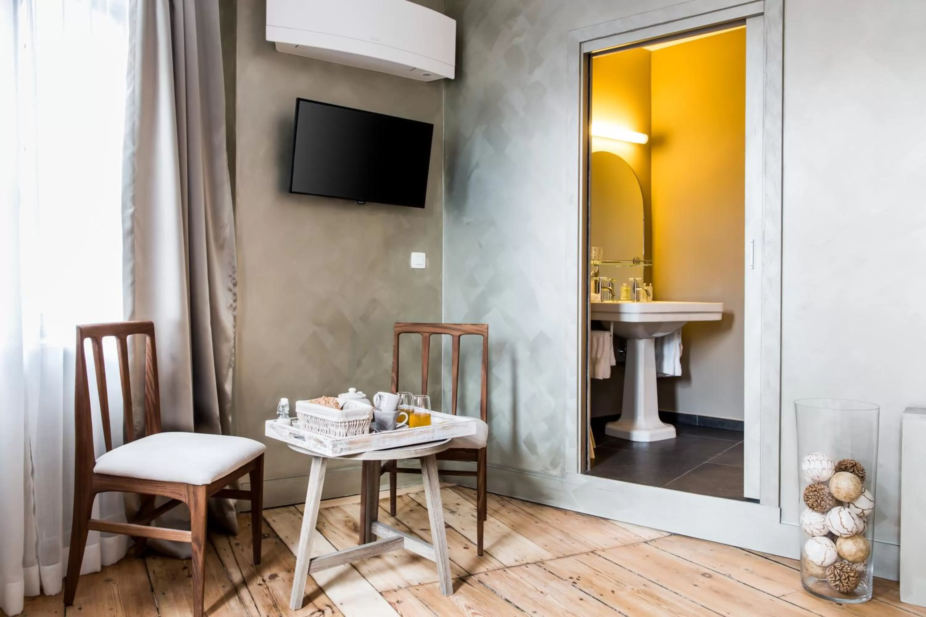 Photo of the whole room, TV/Entertainment Center in BnB City