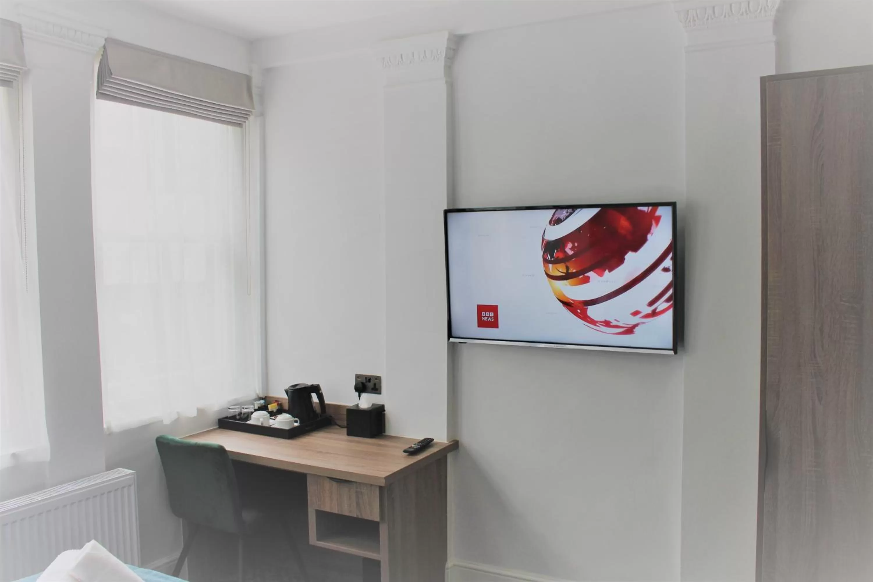 TV and multimedia, TV/Entertainment Center in The J Hyde Park - A Park Avenue Hotel