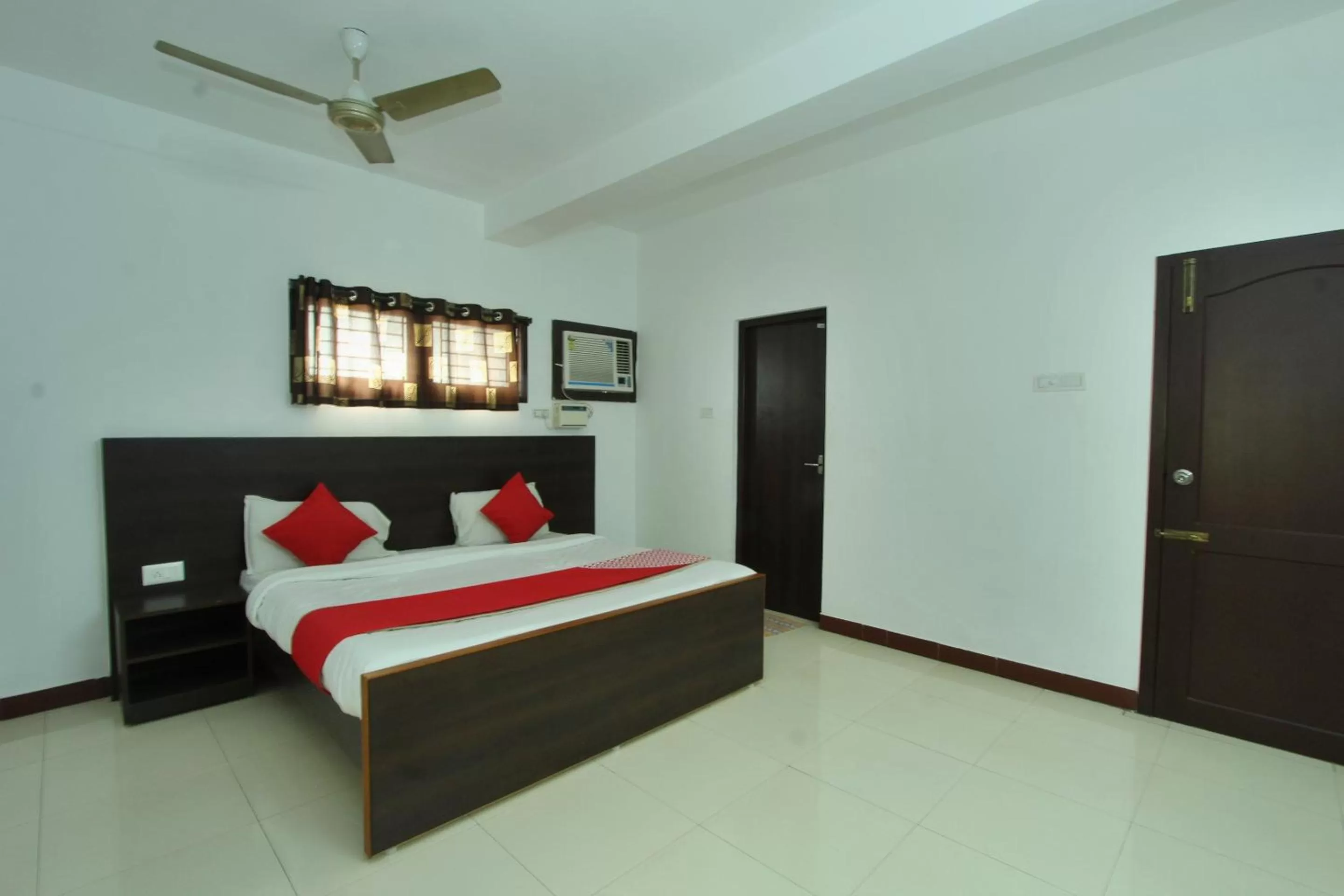 Bed in Lake View Hotel