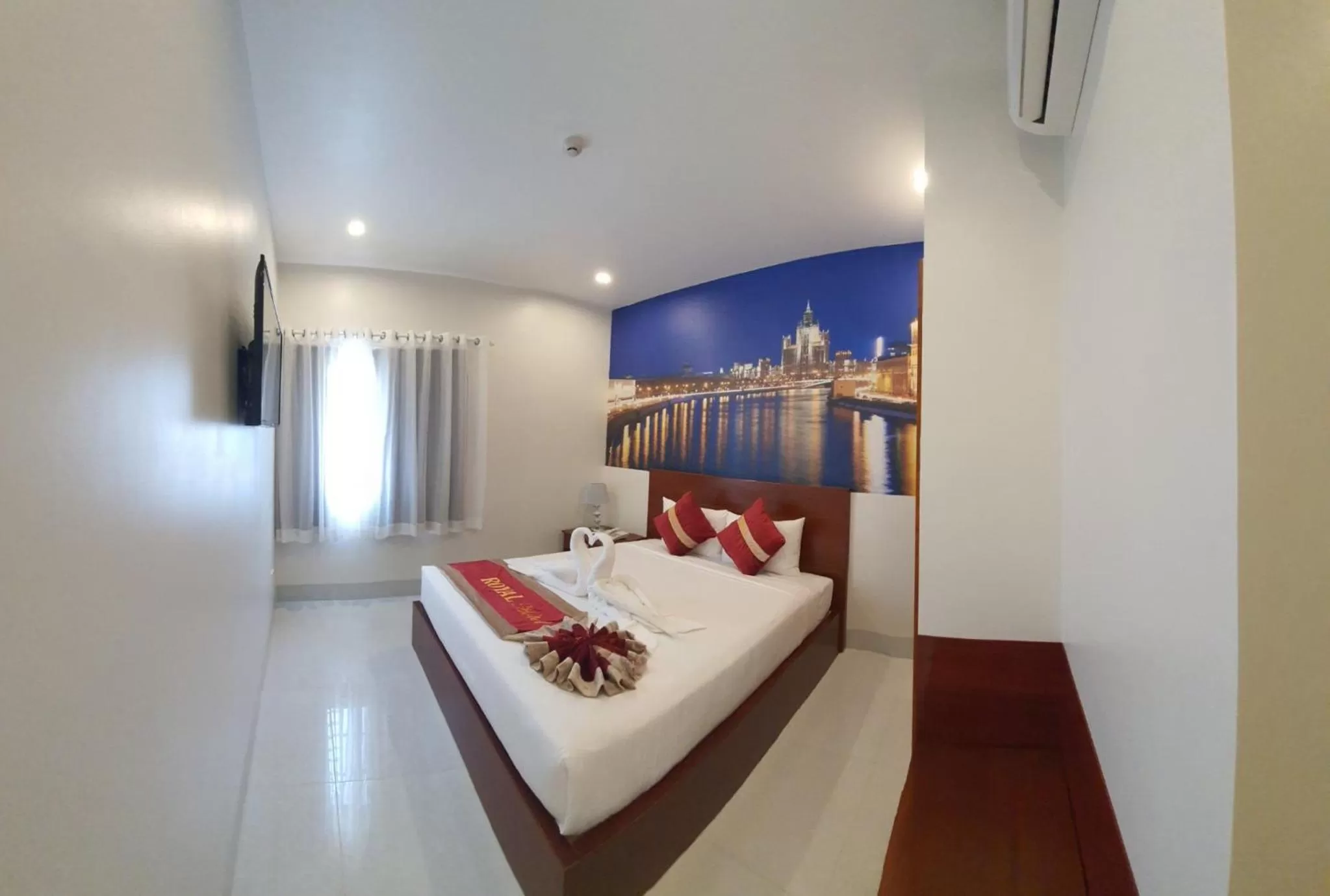 Bedroom, Bed in Royal Hotel