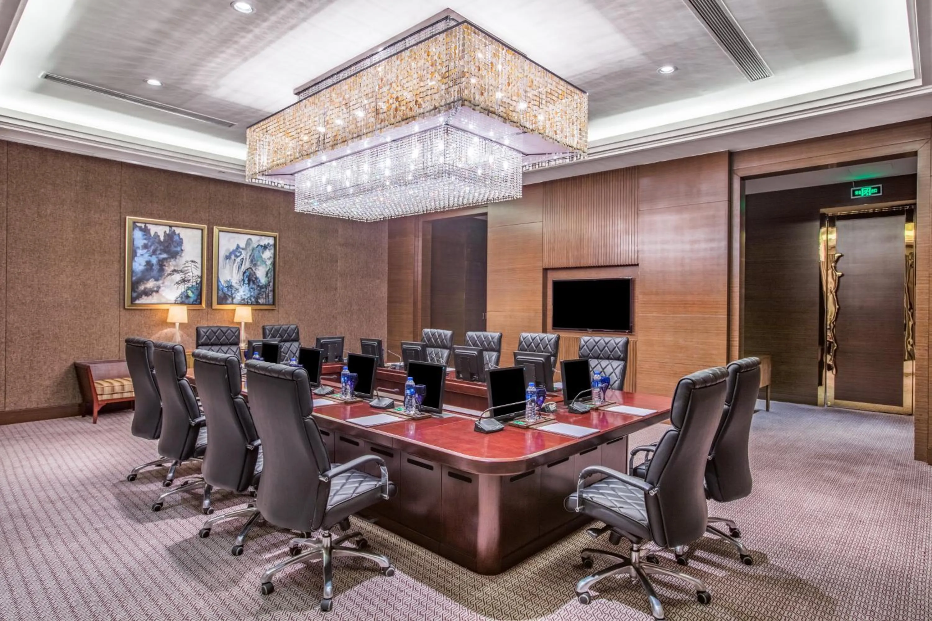 Meeting/conference room in Crowne Plaza Huangshan Yucheng by IHG
