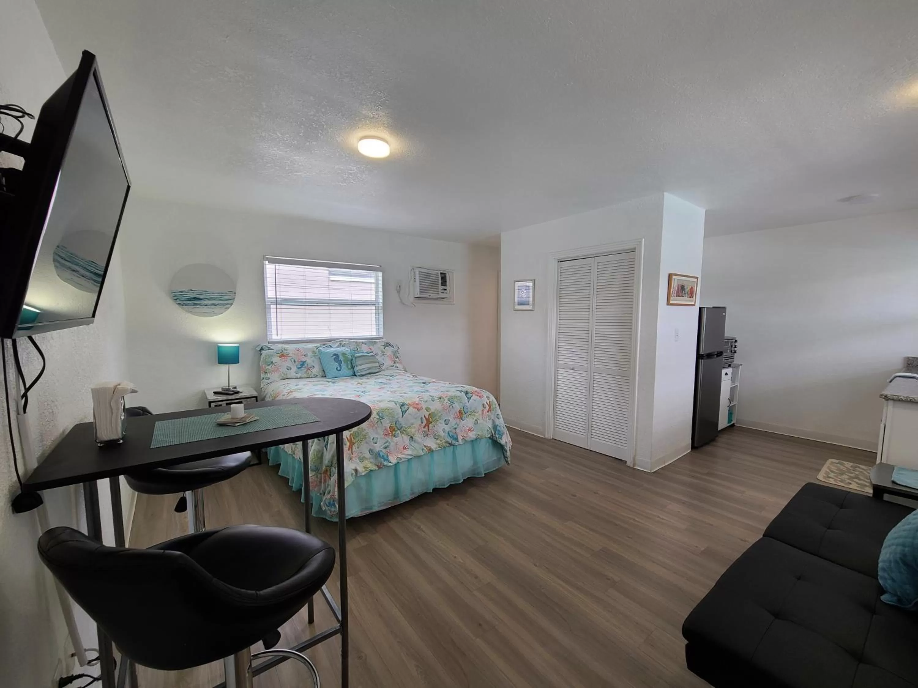 Bed in Sun Island Motel