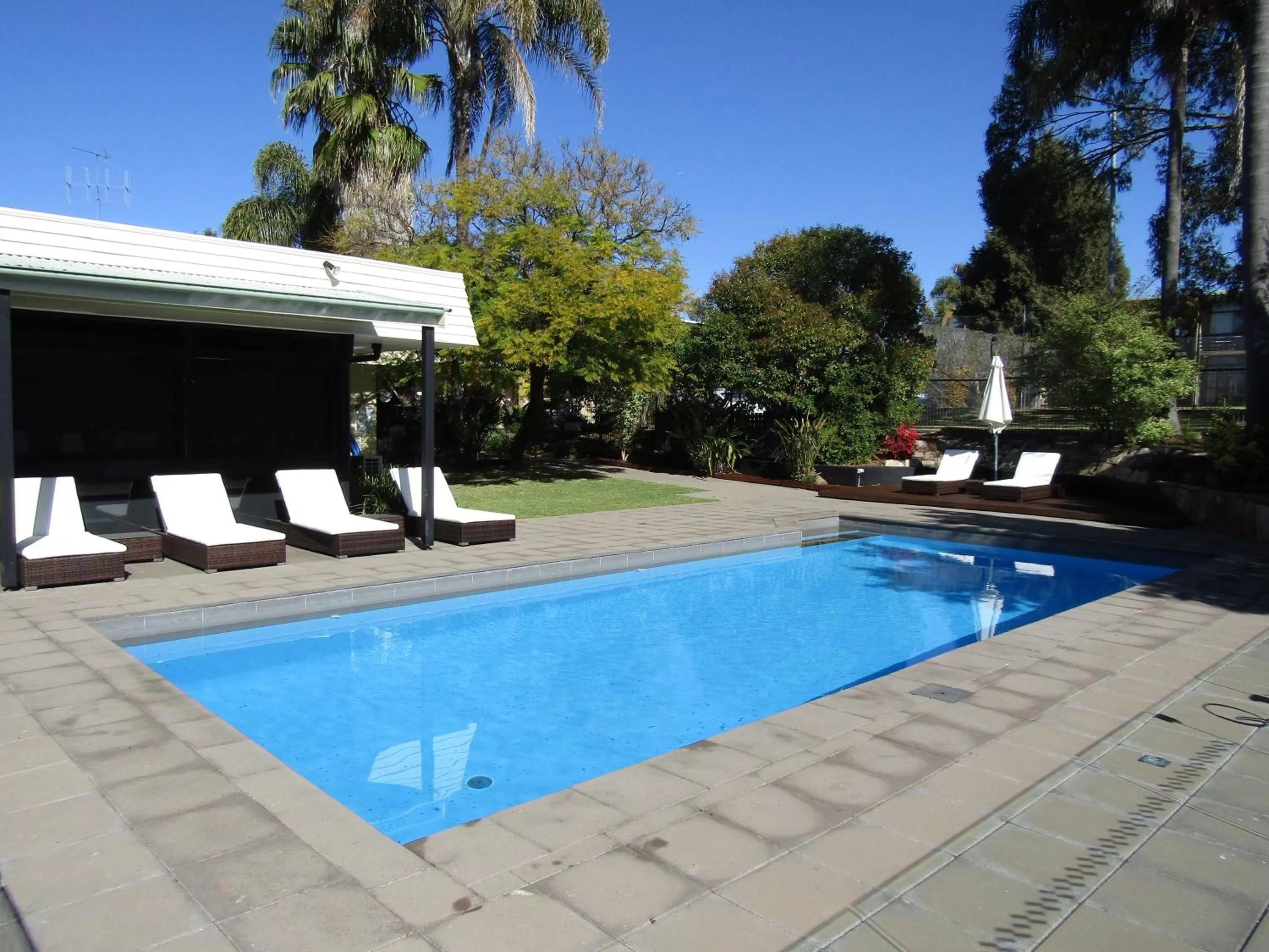 Swimming pool in Quality Inn Dubbo International