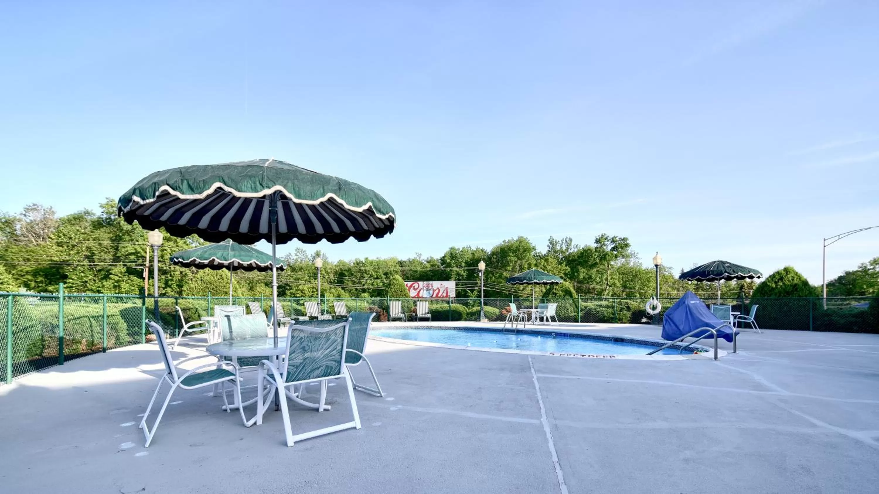 Swimming pool in Roosevelt Inn & Suites Saratoga Springs