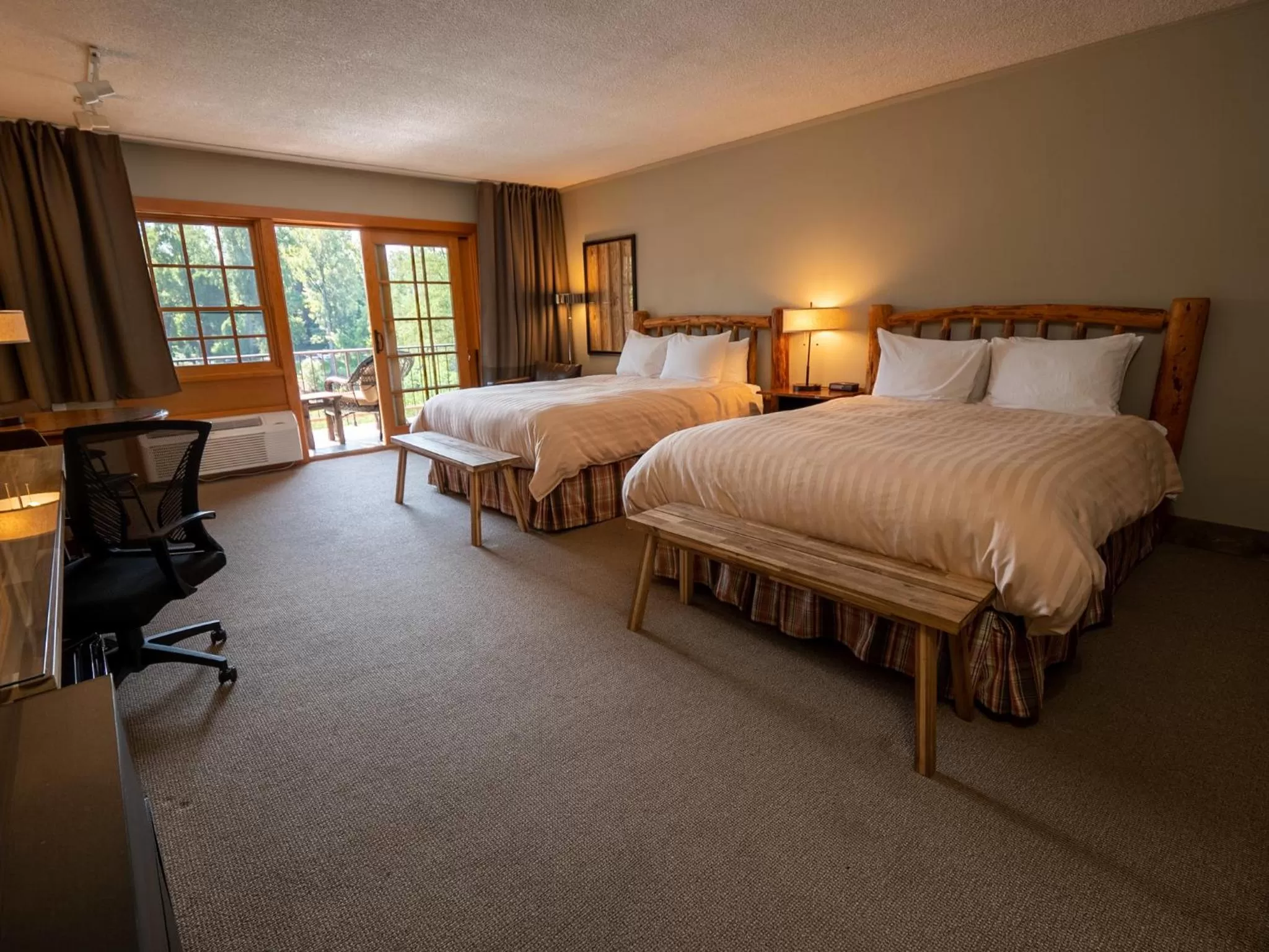 Photo of the whole room, Bed in The Lodge at Riverside