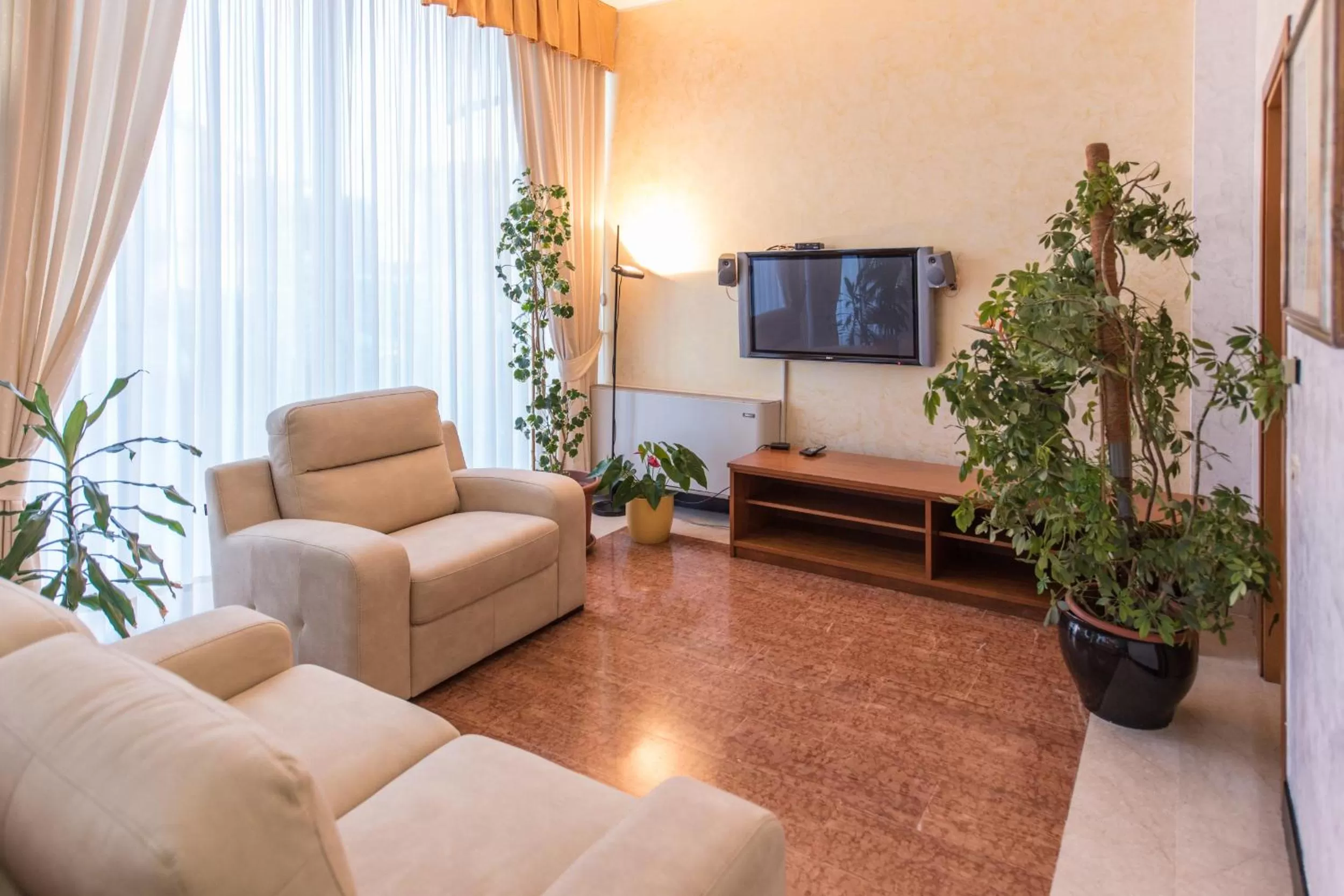 Communal lounge/ TV room in Hotel Krystal