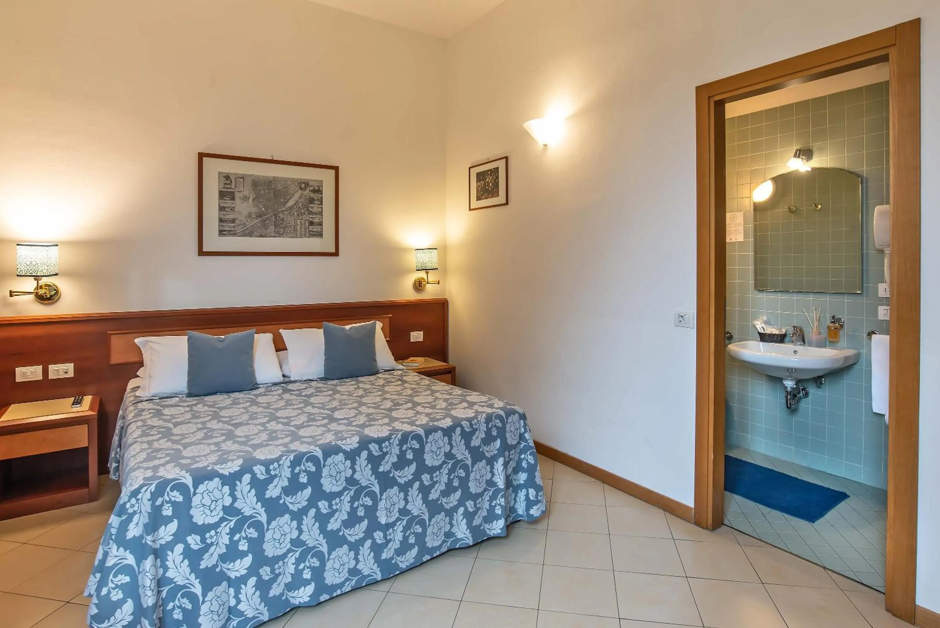 Photo of the whole room, Bed in Hotel Bonifacio