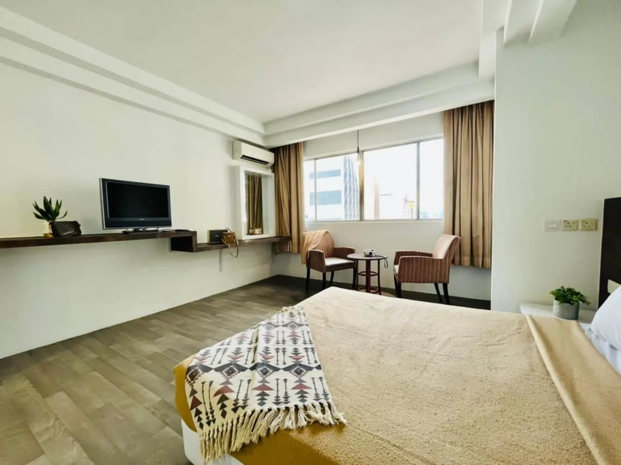 Photo of the whole room, TV/Entertainment Center in M1 City Center Hotel & Suites 