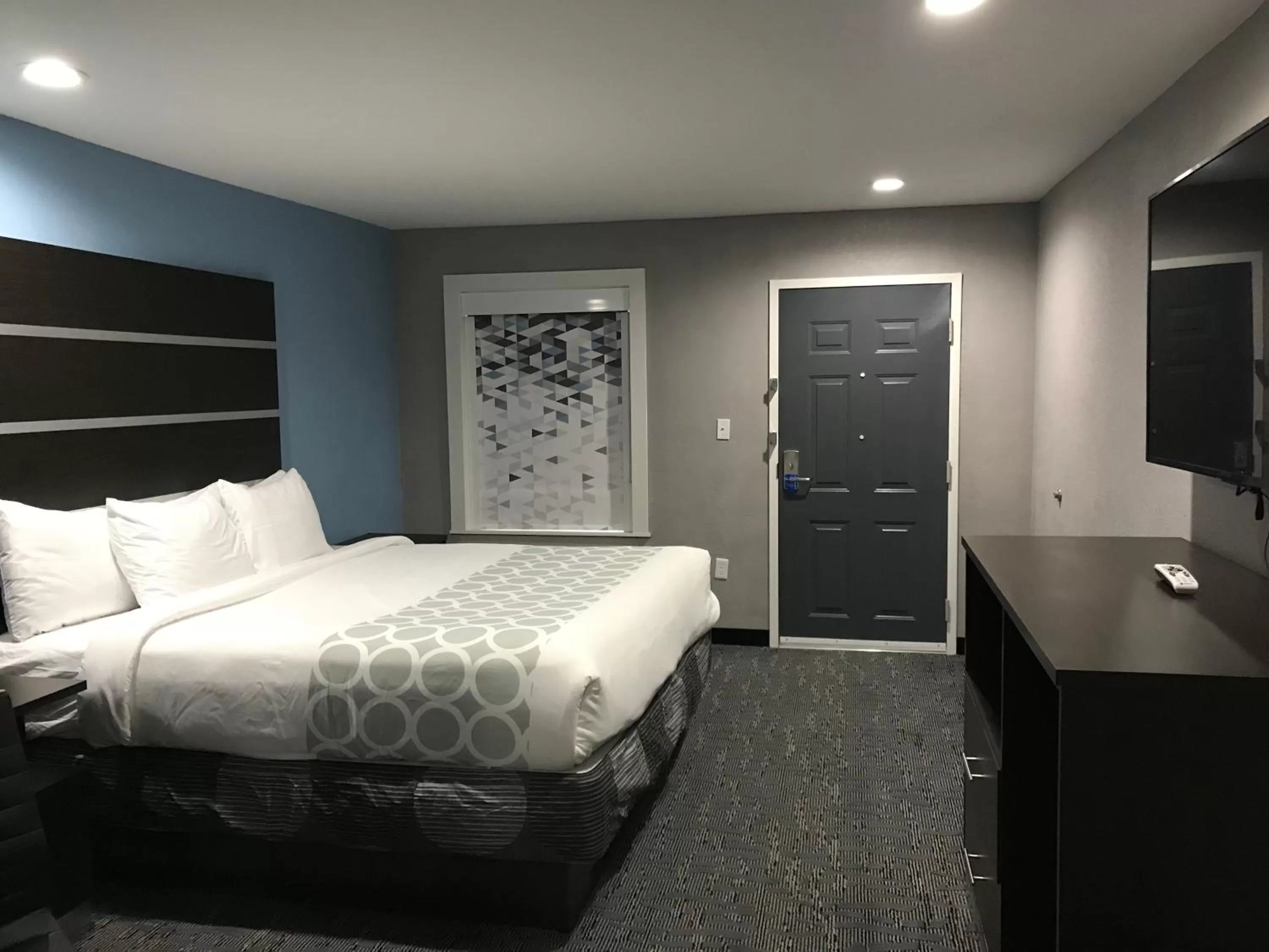 Bed in Rodeway Inn Calhoun South