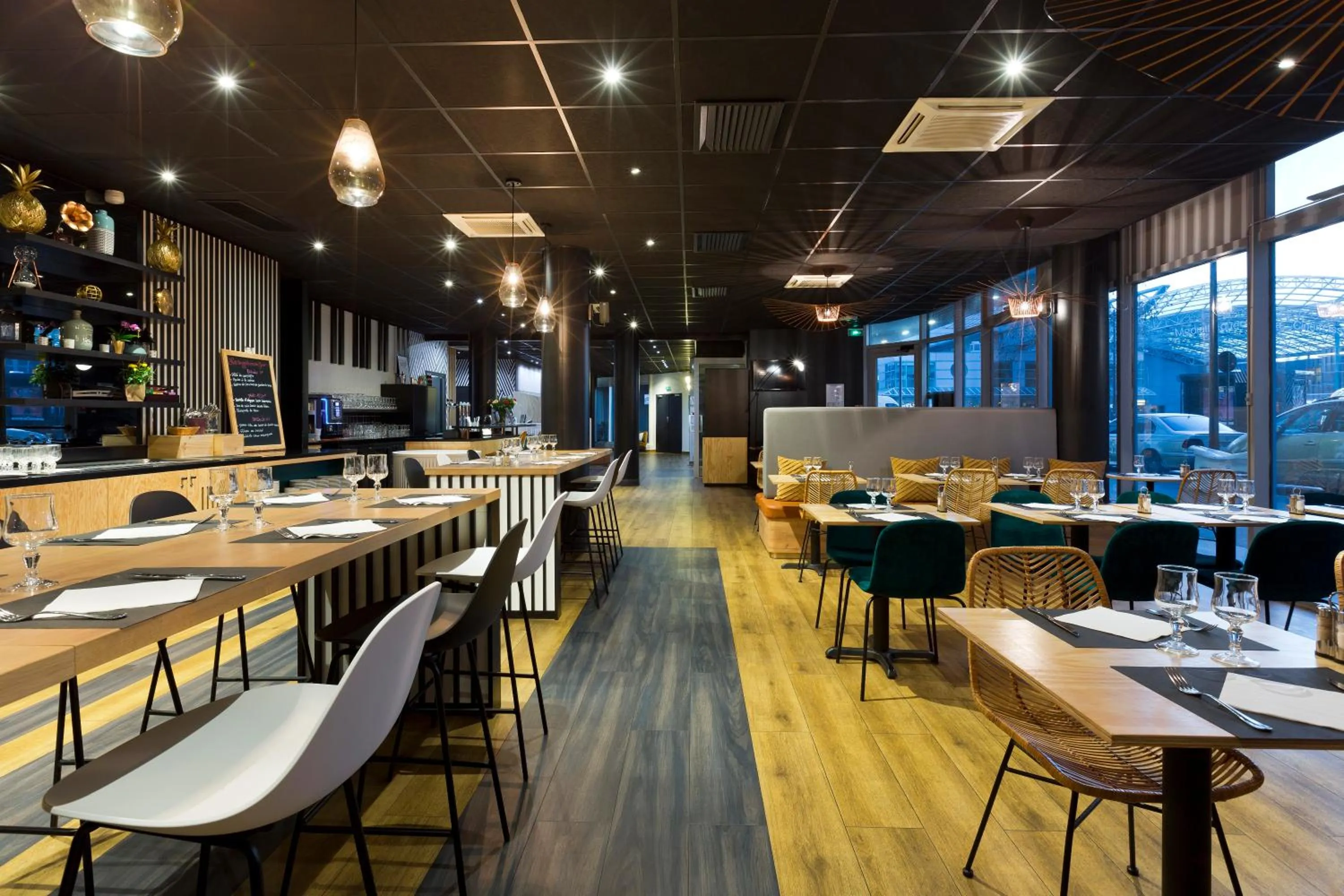 Restaurant/places to eat in ibis Styles Massy Opéra