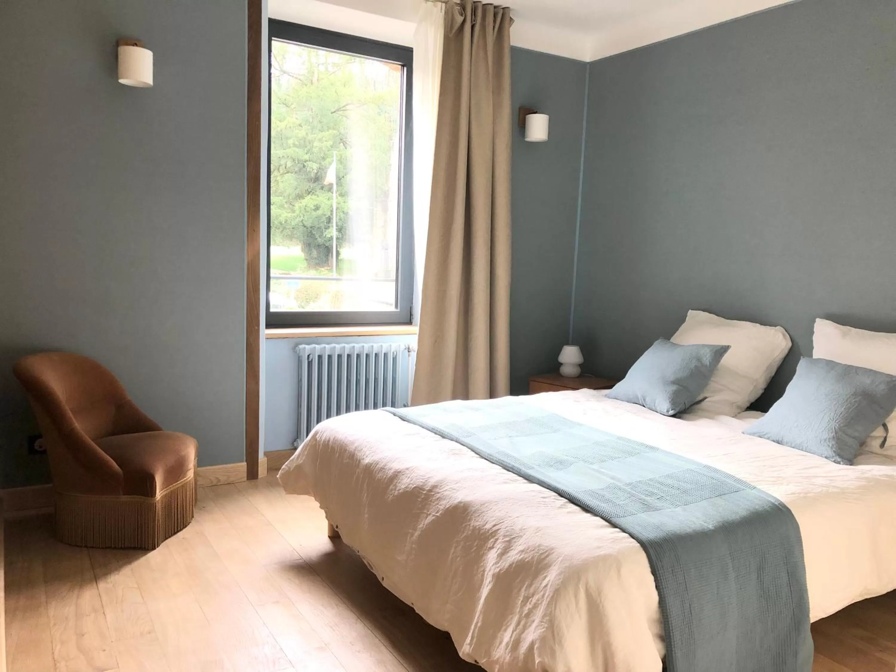 Bed in Fleurs de lin