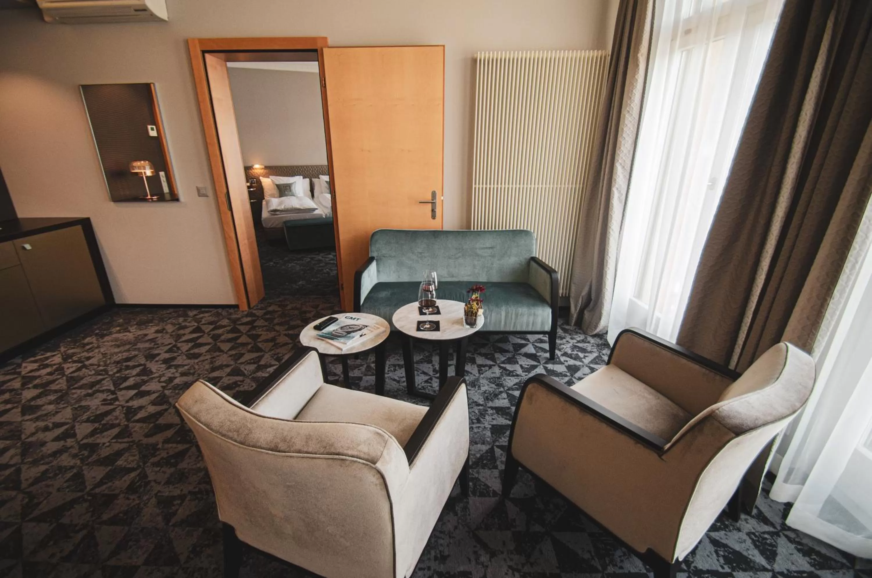 Seating area in GLANDON Rooms Elite