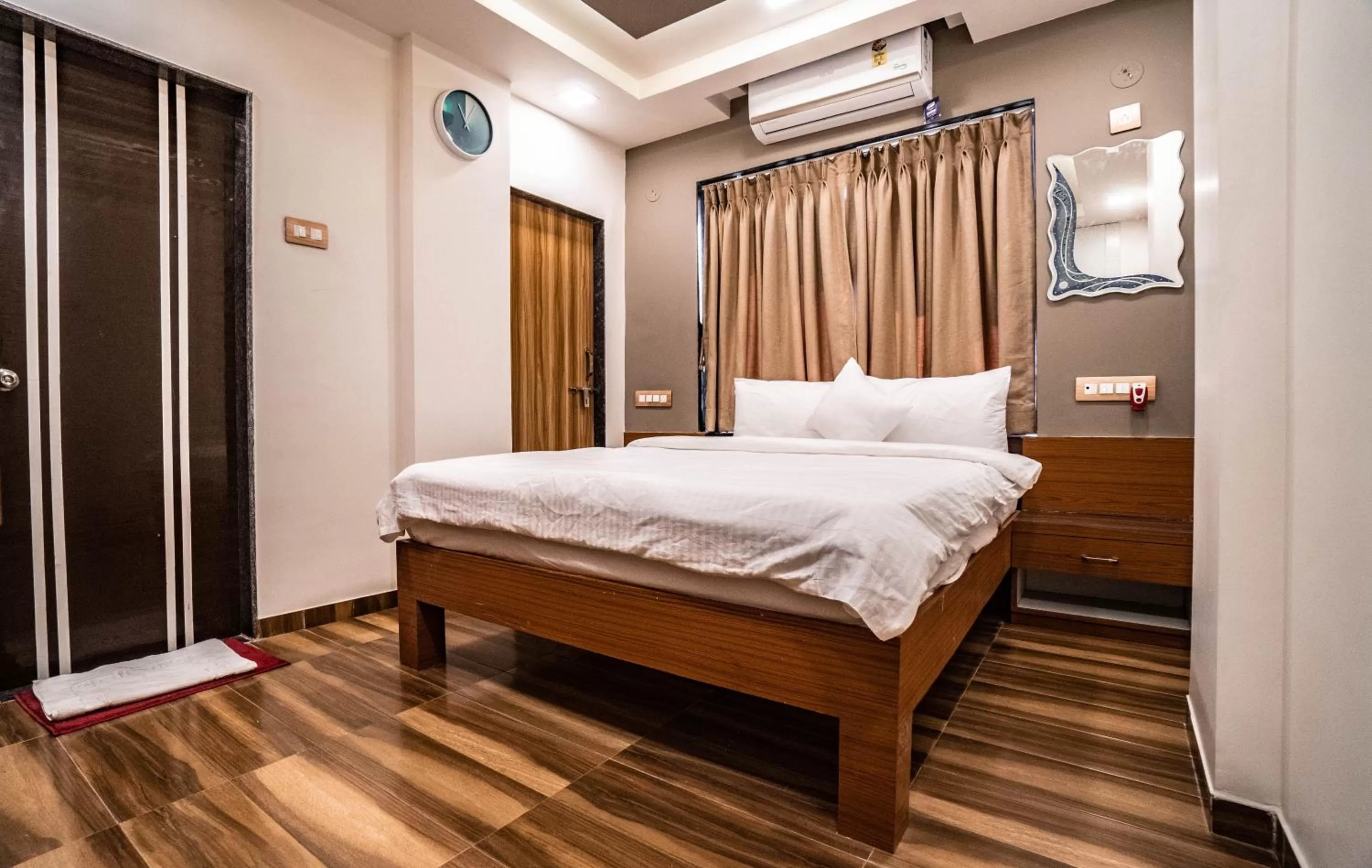 Bed in Pooja Villa Suites-Rooms and Pool, Igatpuri