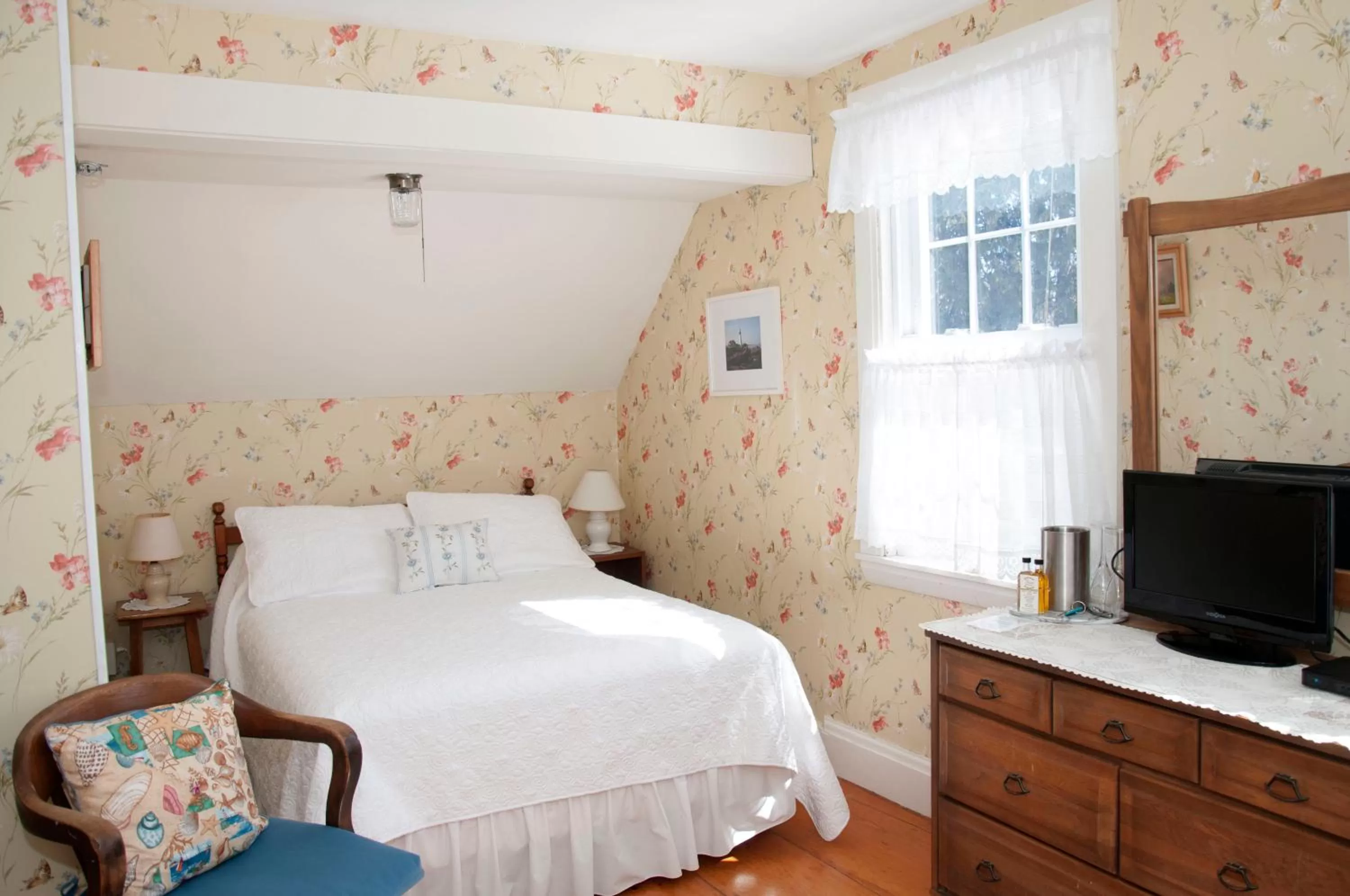 Bed in Candlebay Inn