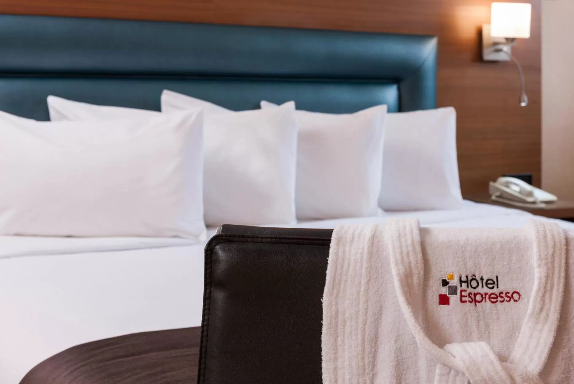 Bed in Hotel Espresso Montreal Centre-Ville / Downtown