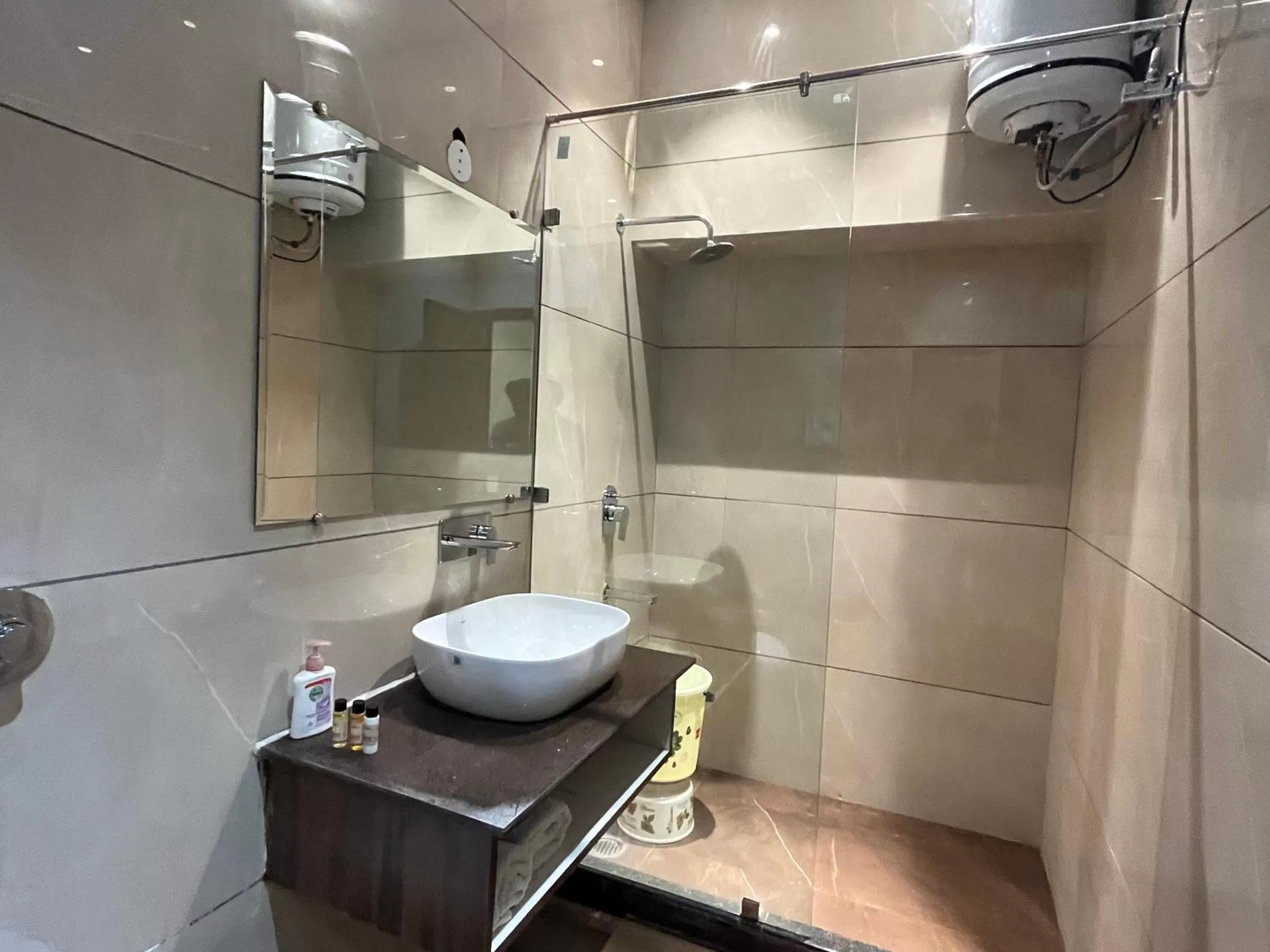 Bathroom in Hotel Exotic - 5 min walk from Golden Temple