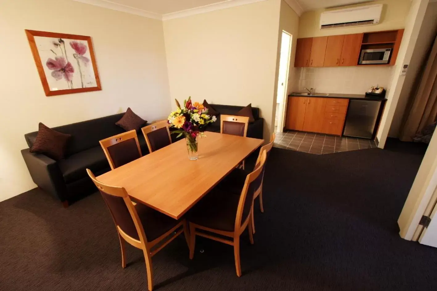 Two-Bedroom Suite in Narellan Motor Inn Two-Bedroom Suite in Narellan Motor Inn
