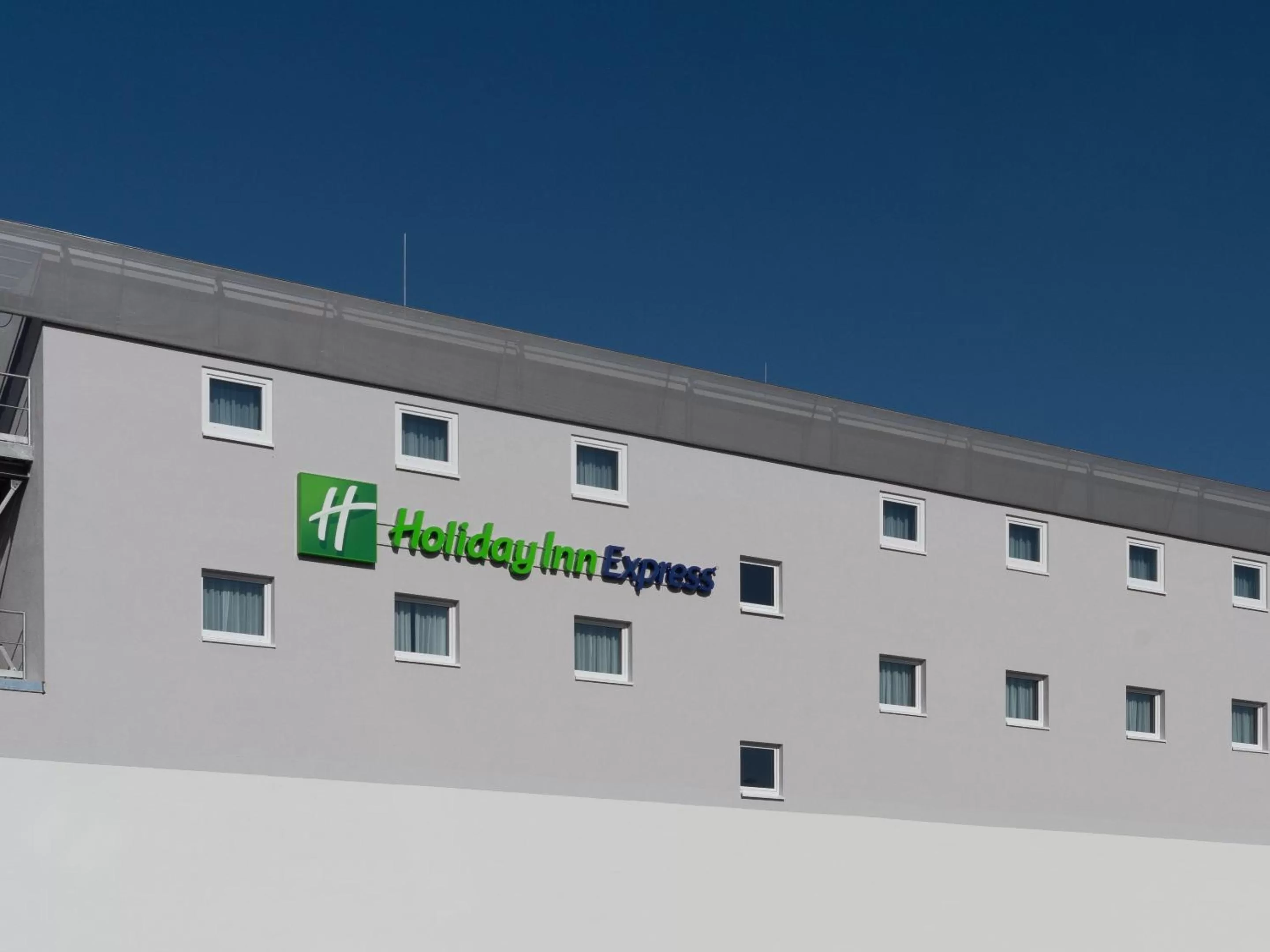 Property building in Holiday Inn Express - Hamburg South A7-AS42 by IHG