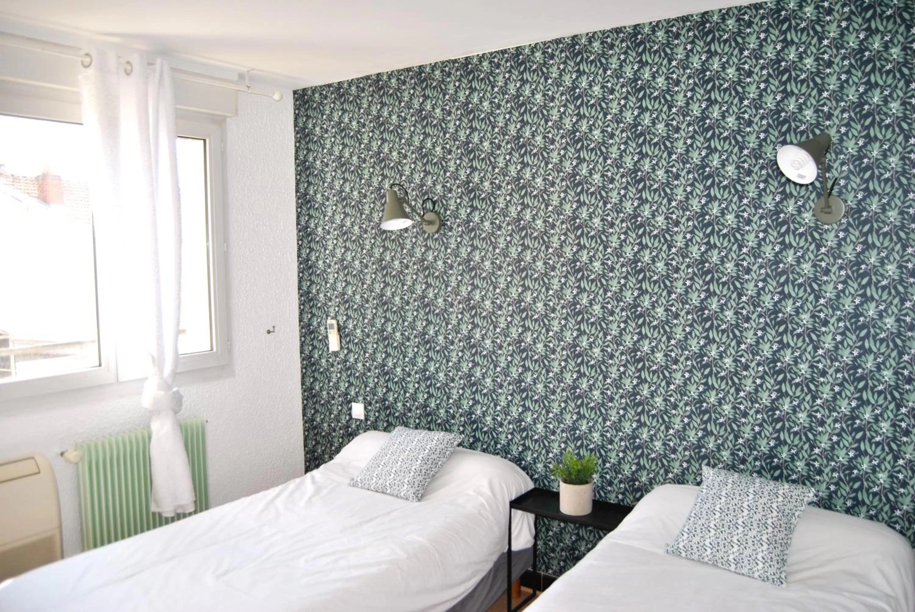 Twin Room with Private Bathroom in Hôtel Le Thurot- Dijon Centre ville Gare