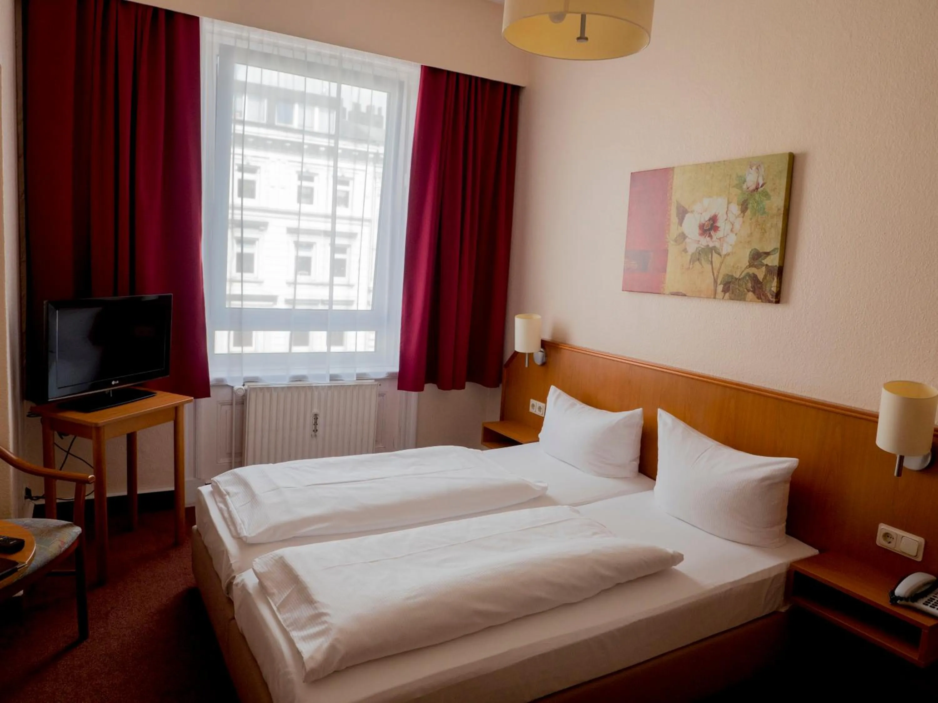 Photo of the whole room, Bed in Hotel Residence am Hauptbahnhof