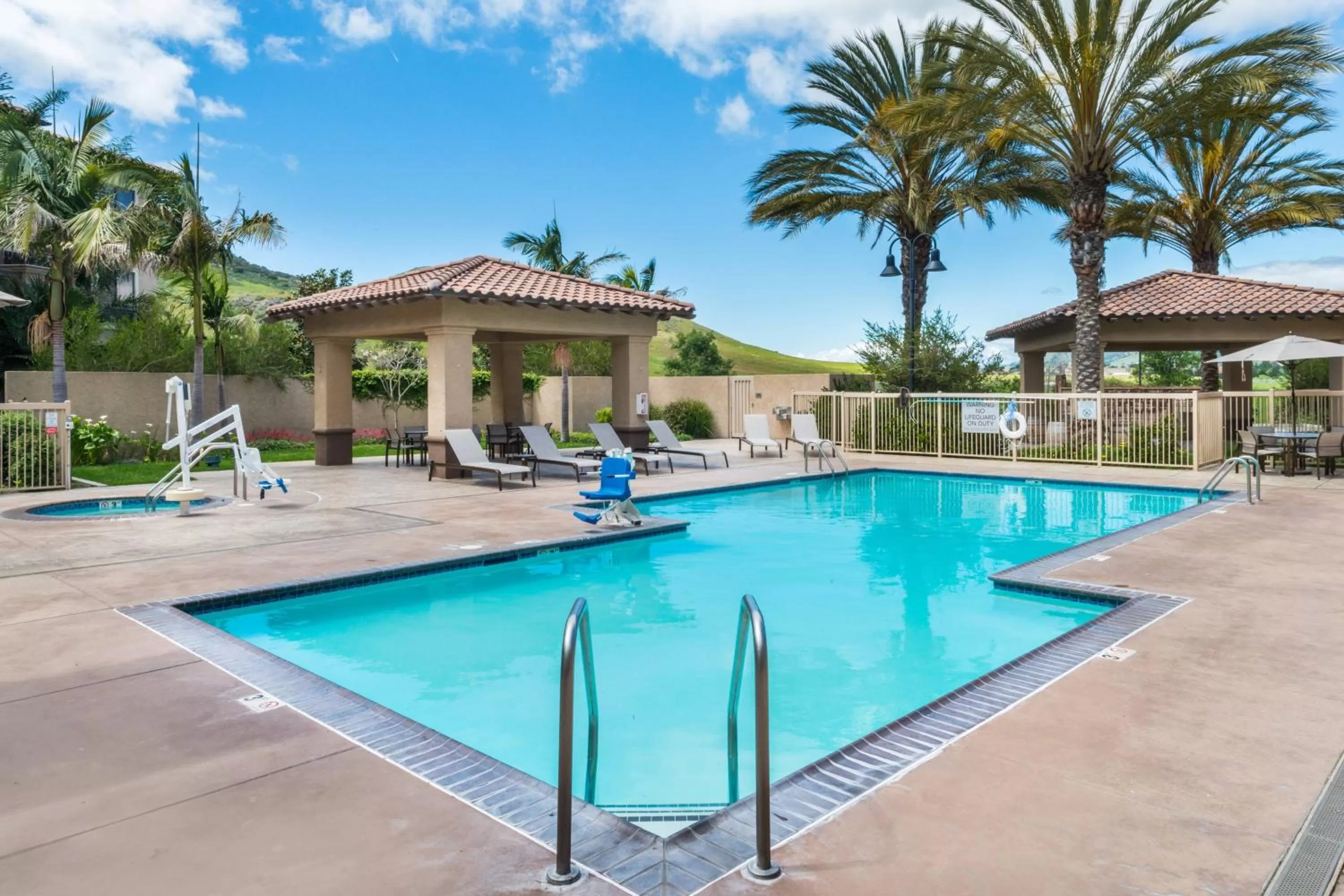Swimming pool in Courtyard by Marriott San Luis Obispo