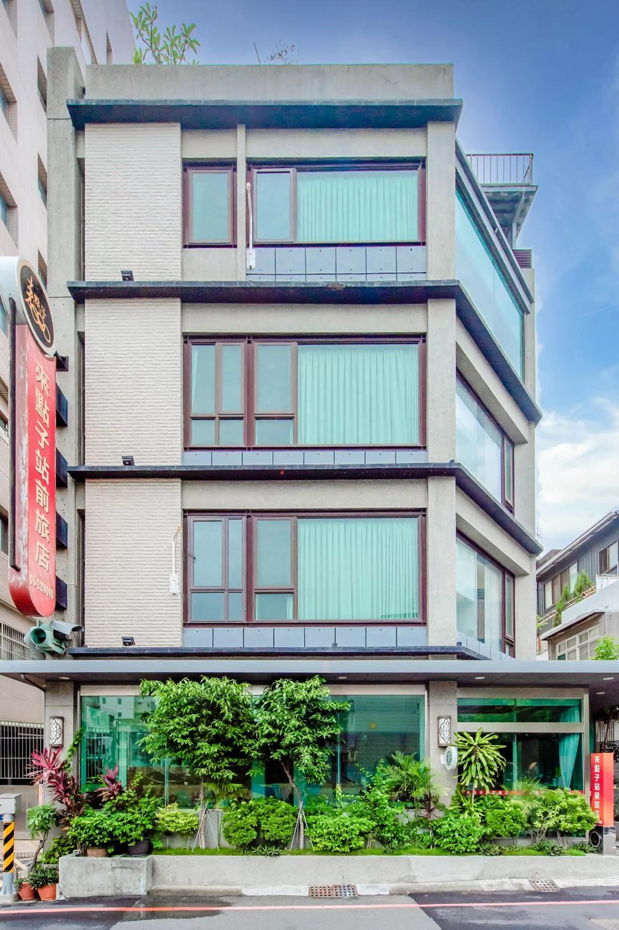 Property building in lightness Station Inn