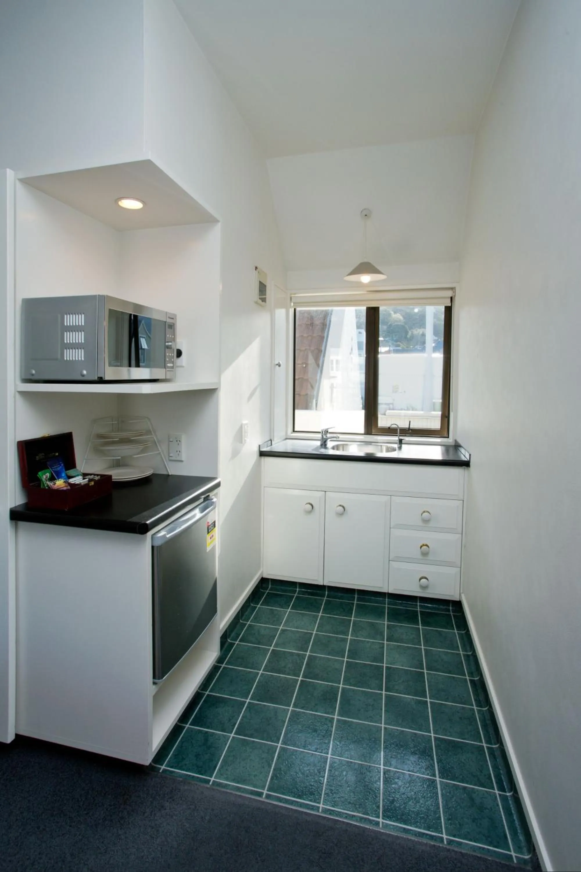 Kitchen or kitchenette in Cable Court Motel
