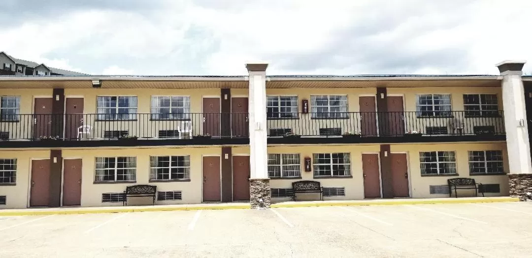 Property building in Knights Inn Chattanooga