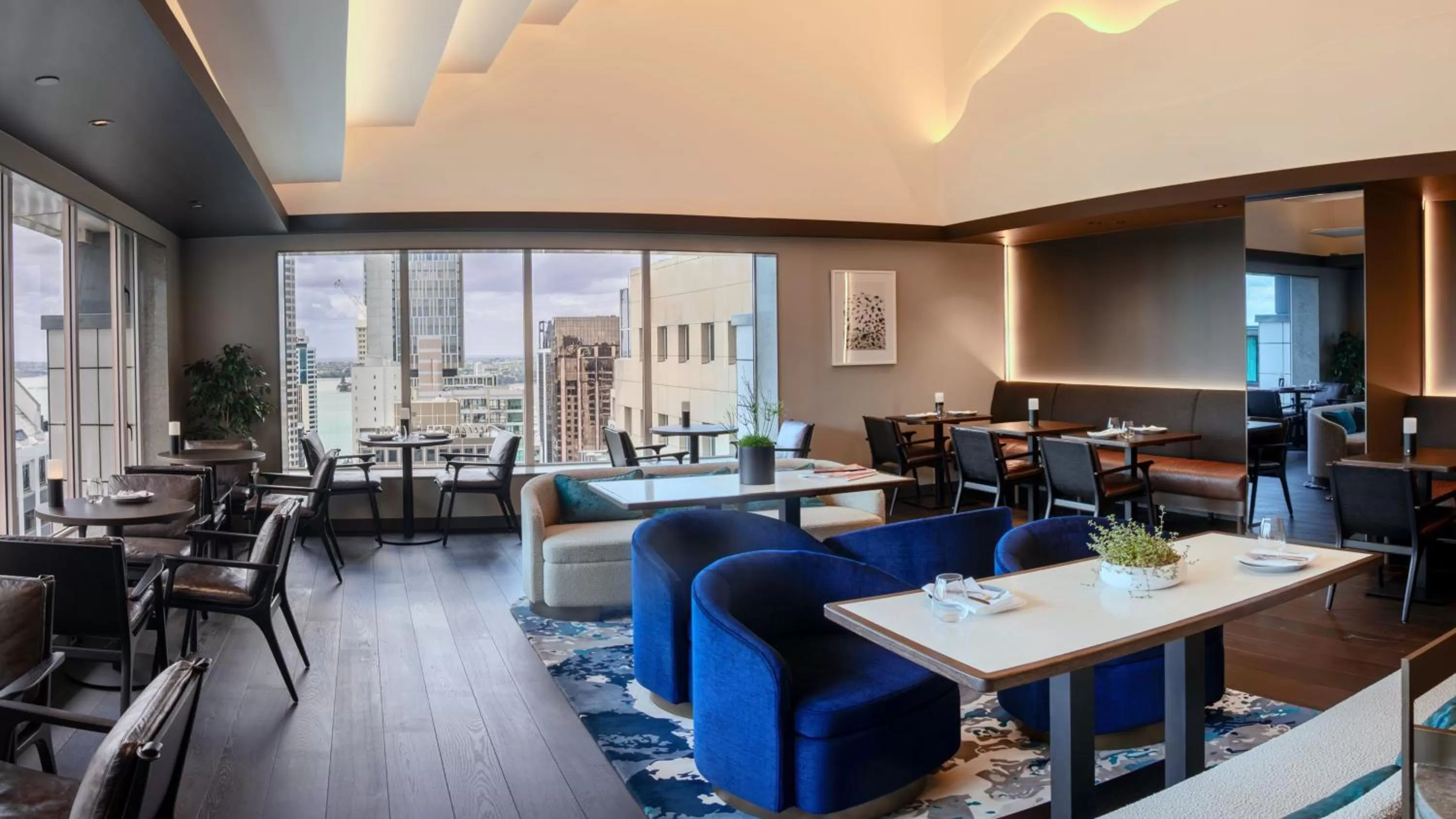 Lounge or bar in Crowne Plaza Auckland by IHG