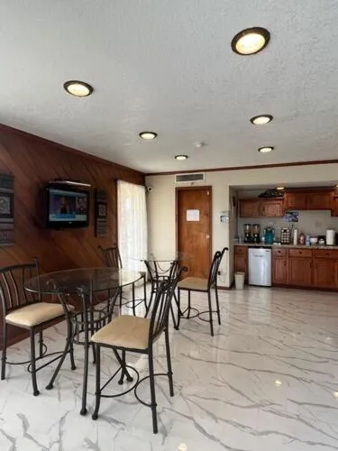 Breakfast in Americas Best Value Inn - Edna