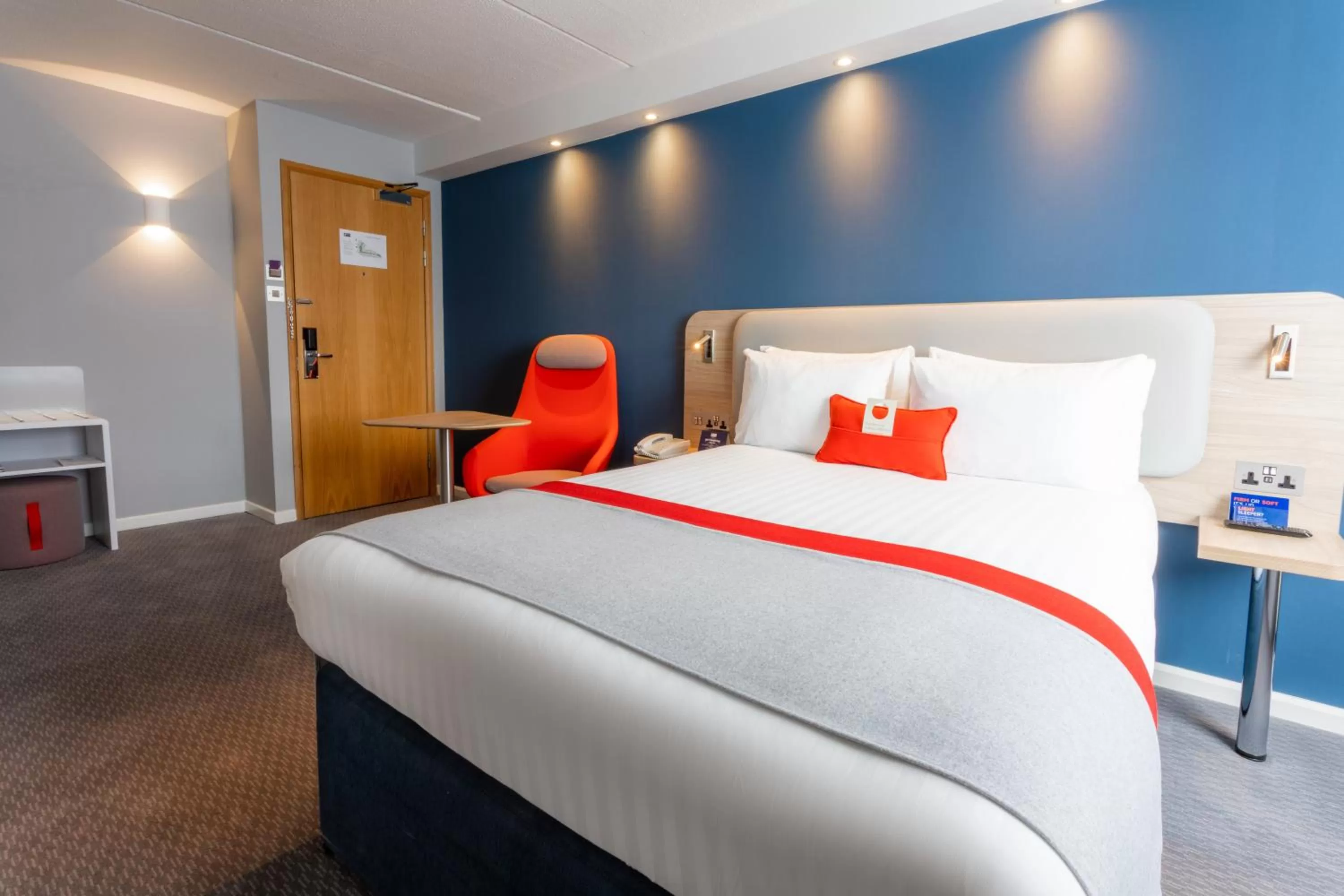 Photo of the whole room, Bed in Holiday Inn Express - Glasgow - City Ctr Theatreland by IHG