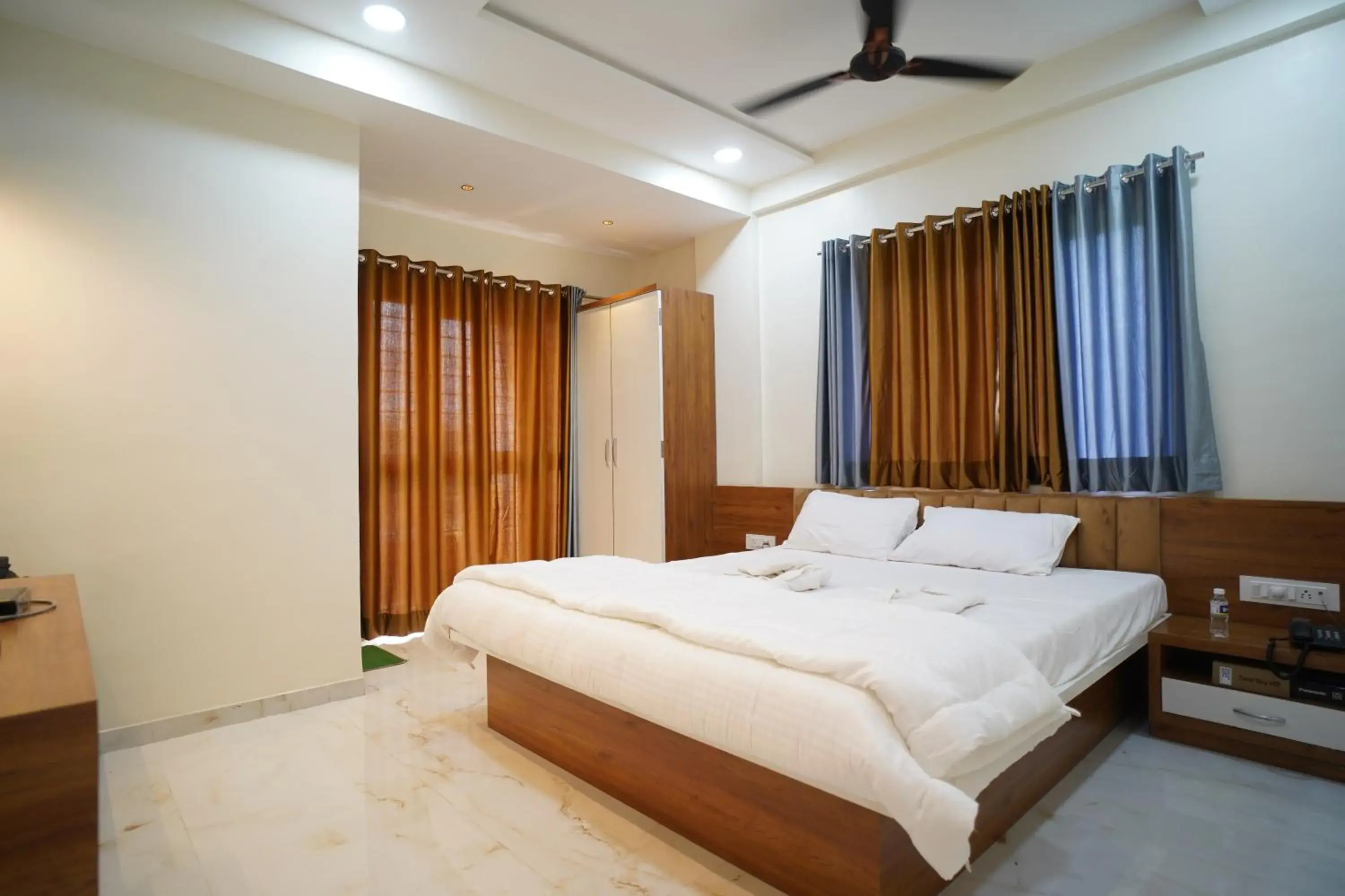 Deluxe Double Room (2 Adults + 1 Child) - single occupancy in Hotel Madhavan International Deluxe Double Room (2 Adults + 1 Child) - single occupancy in Hotel Madhavan International