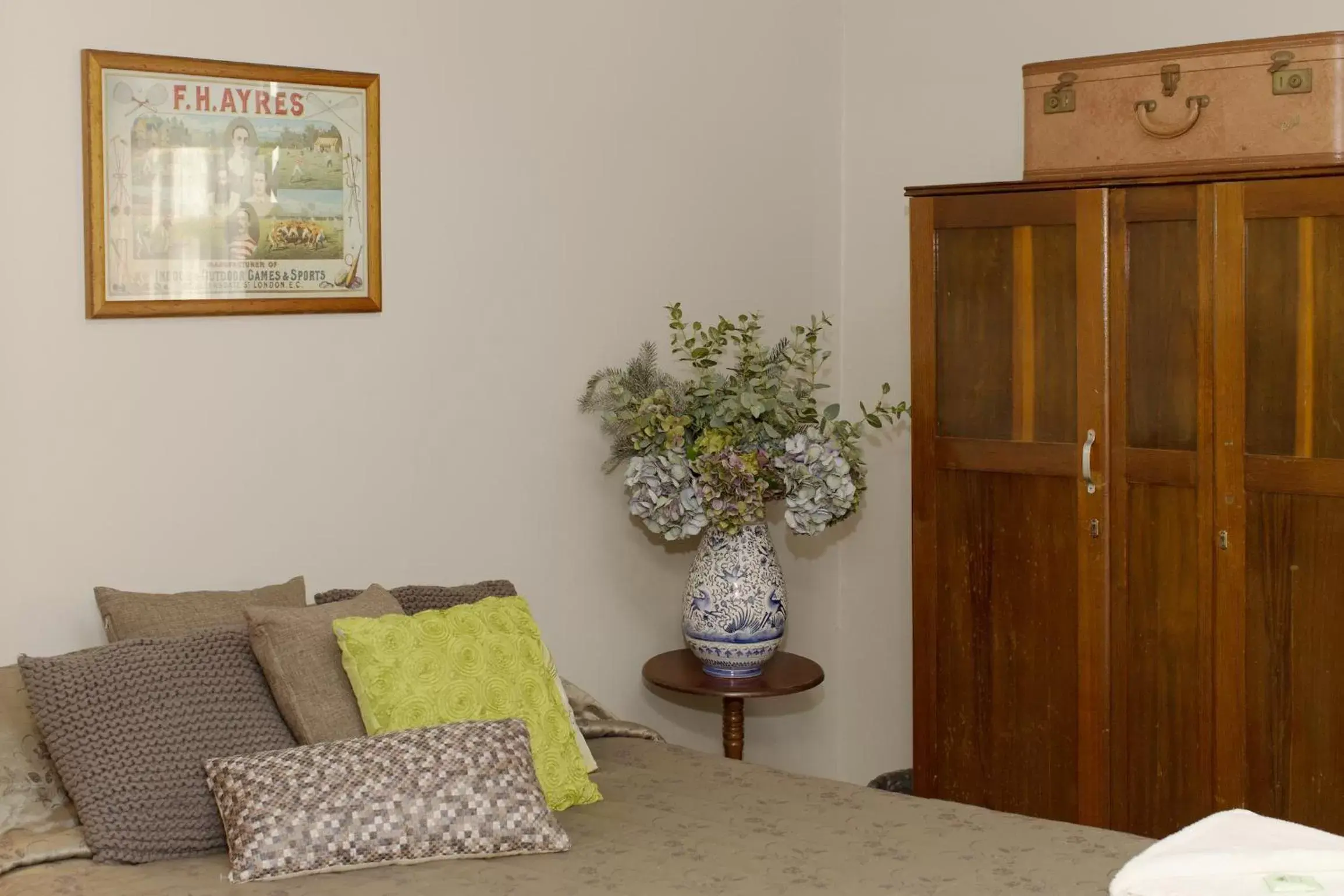 Queen Room with Shared Bathroom in Southern Railway Hotel Goulburn Queen Room with Shared Bathroom in Southern Railway Hotel Goulburn