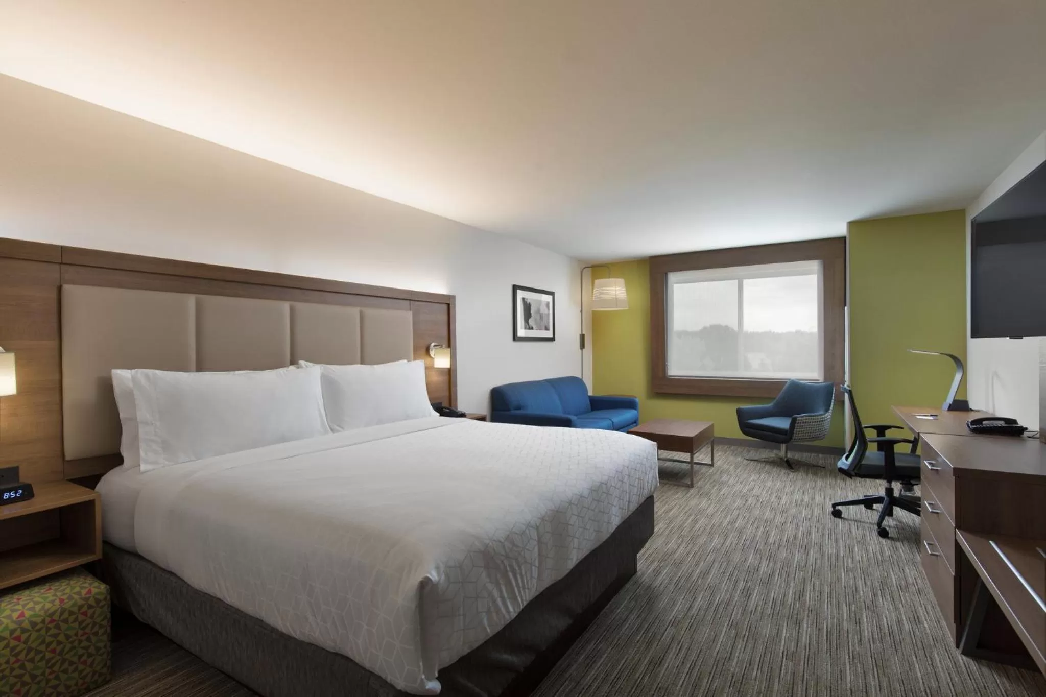 Photo of the whole room, Bed in Holiday Inn Express & Suites - Portland Airport - Cascade Stn by IHG