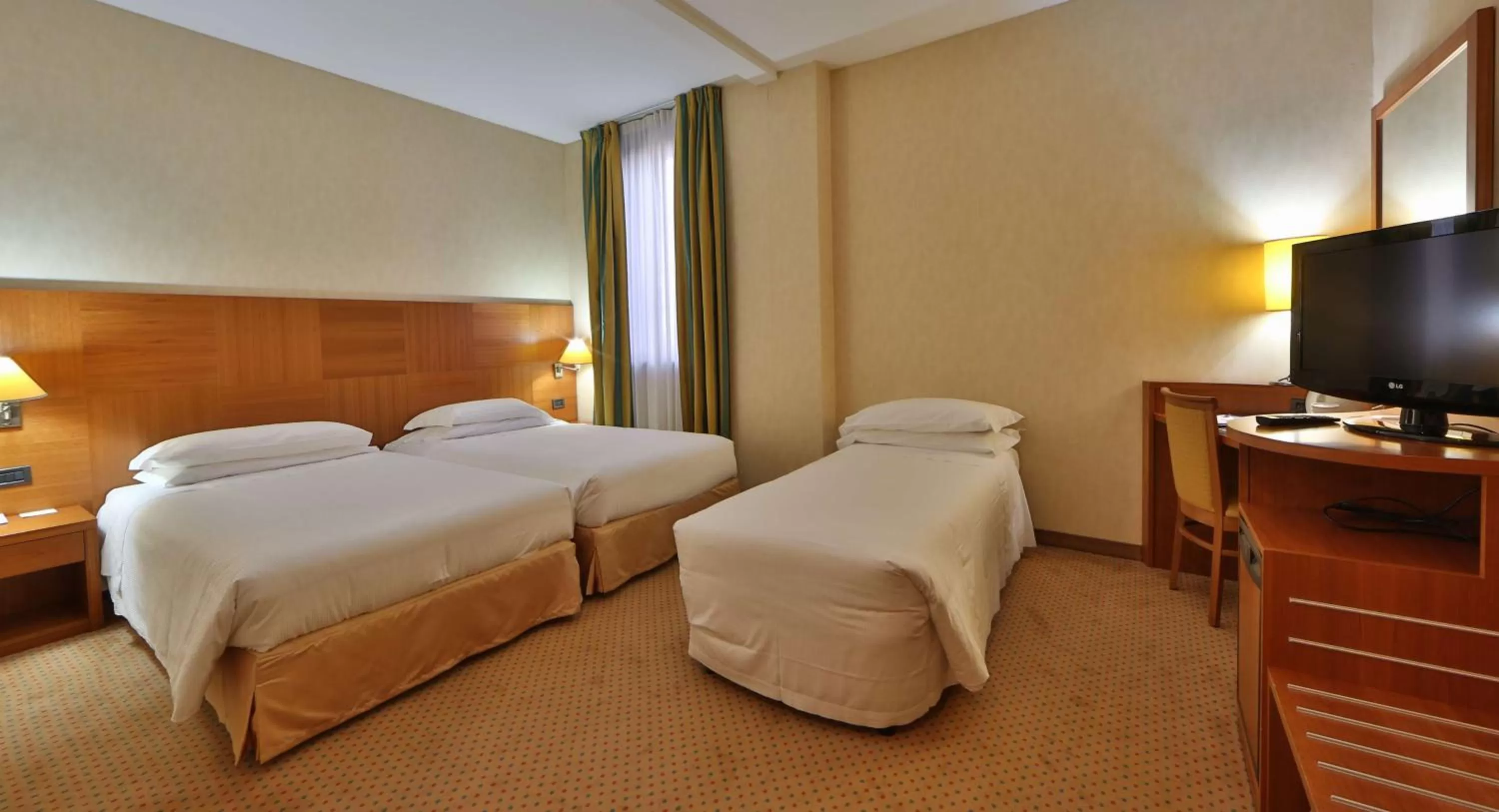 Photo of the whole room, Bed in Best Western Cavalieri Della Corona