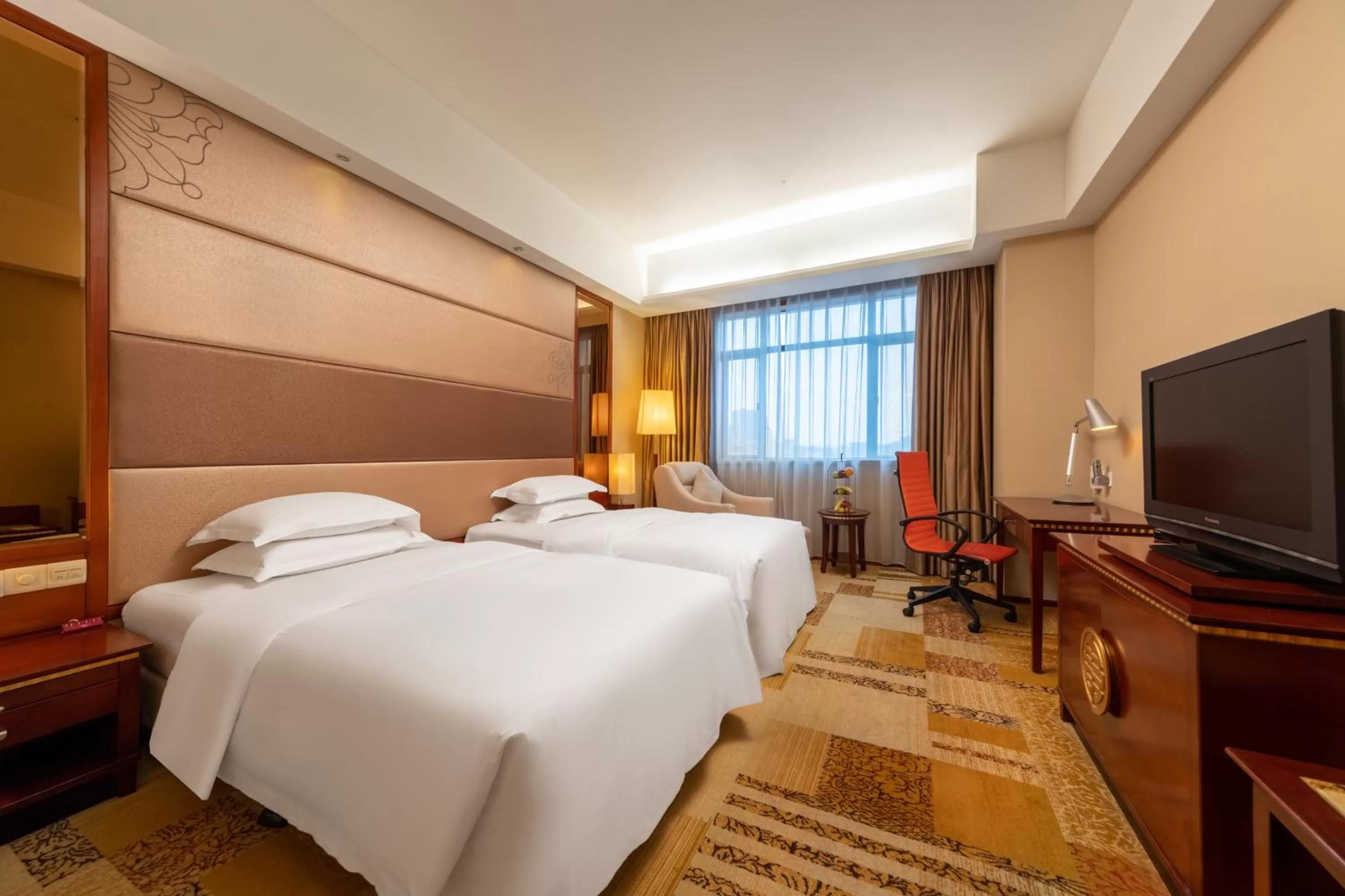 Photo of the whole room, Bed in Crowne Plaza Foshan by IHG