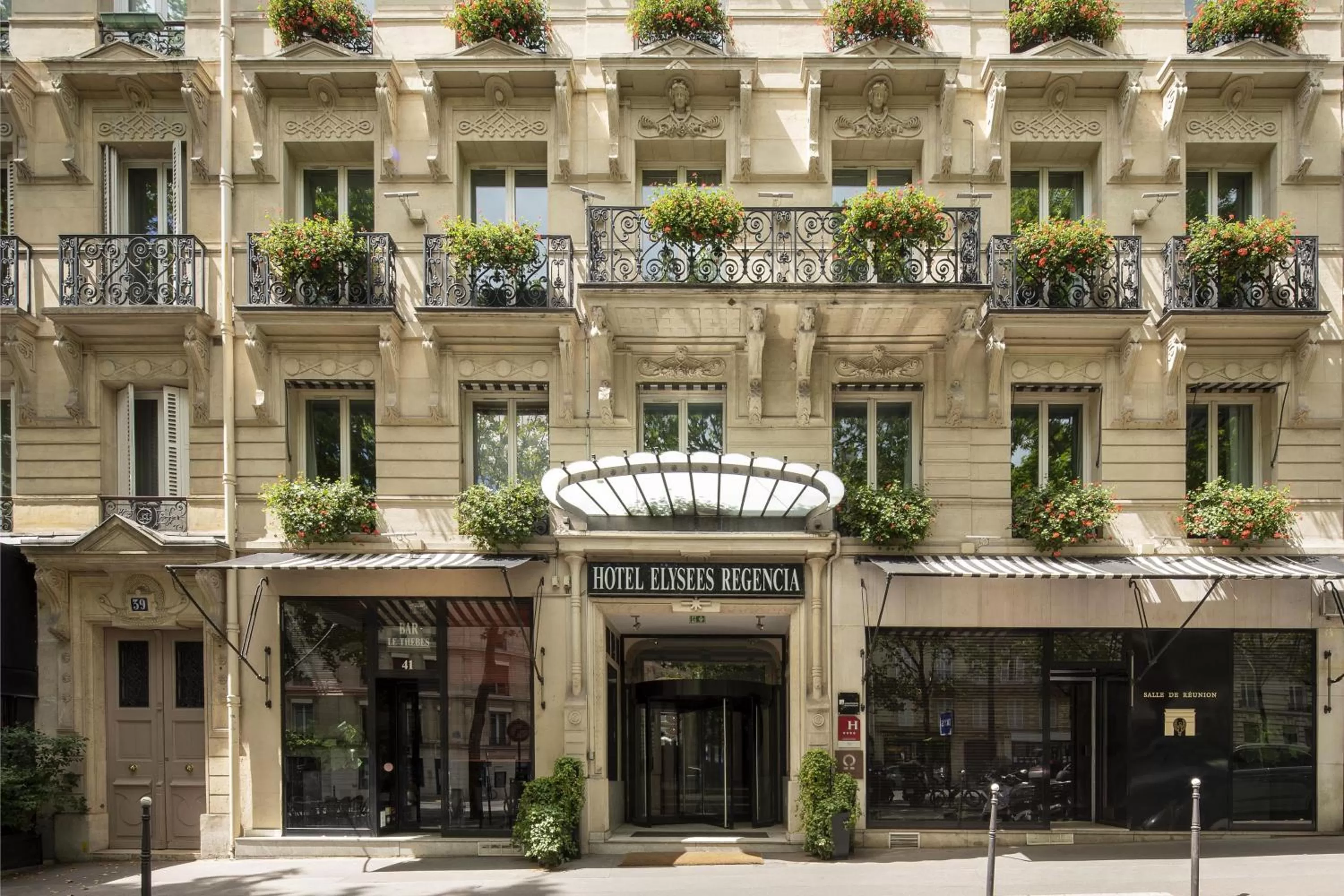 Property building in Hôtel Elysées Régencia