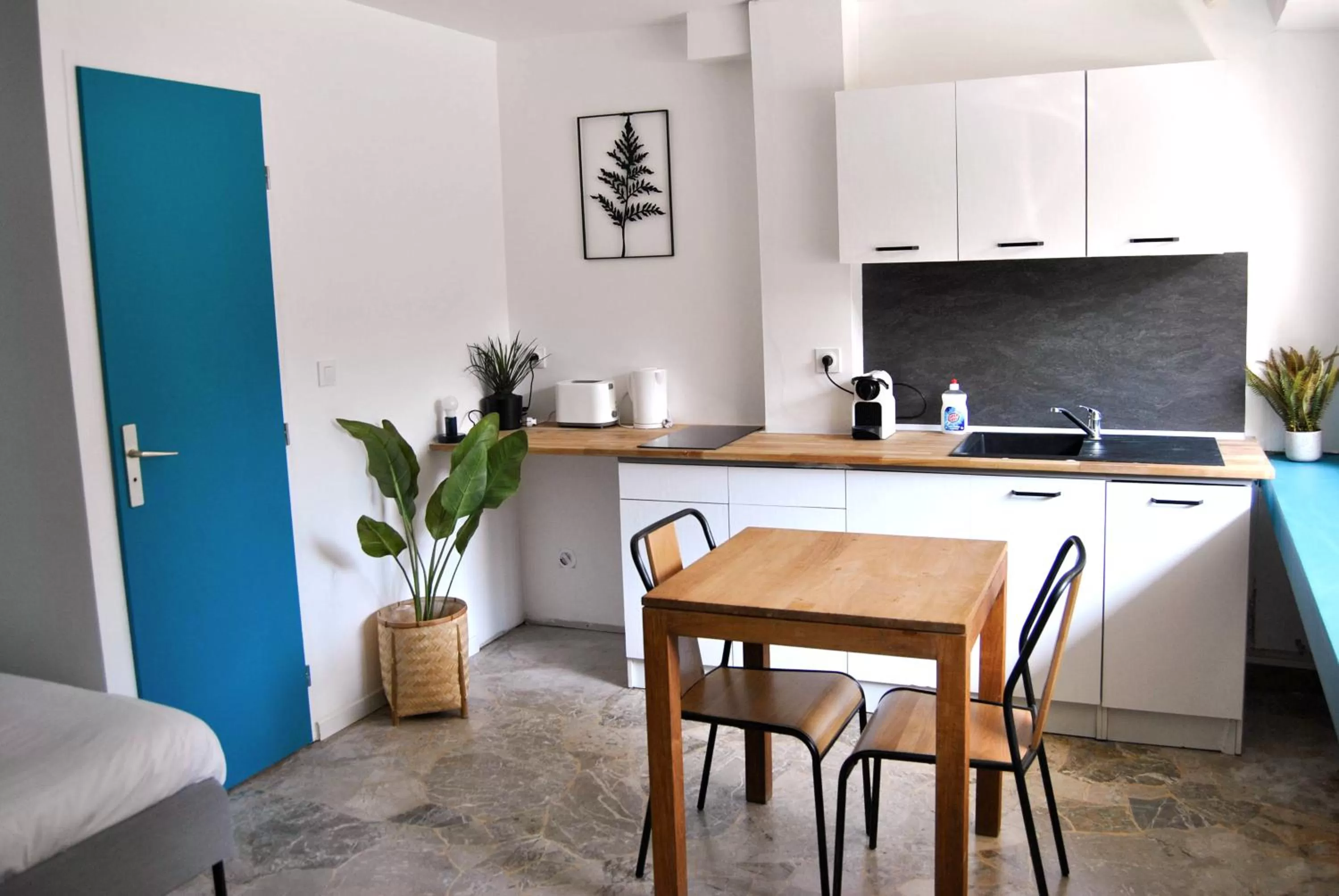 Kitchen or kitchenette in Hôtel Le Thurot- Dijon Centre ville Gare