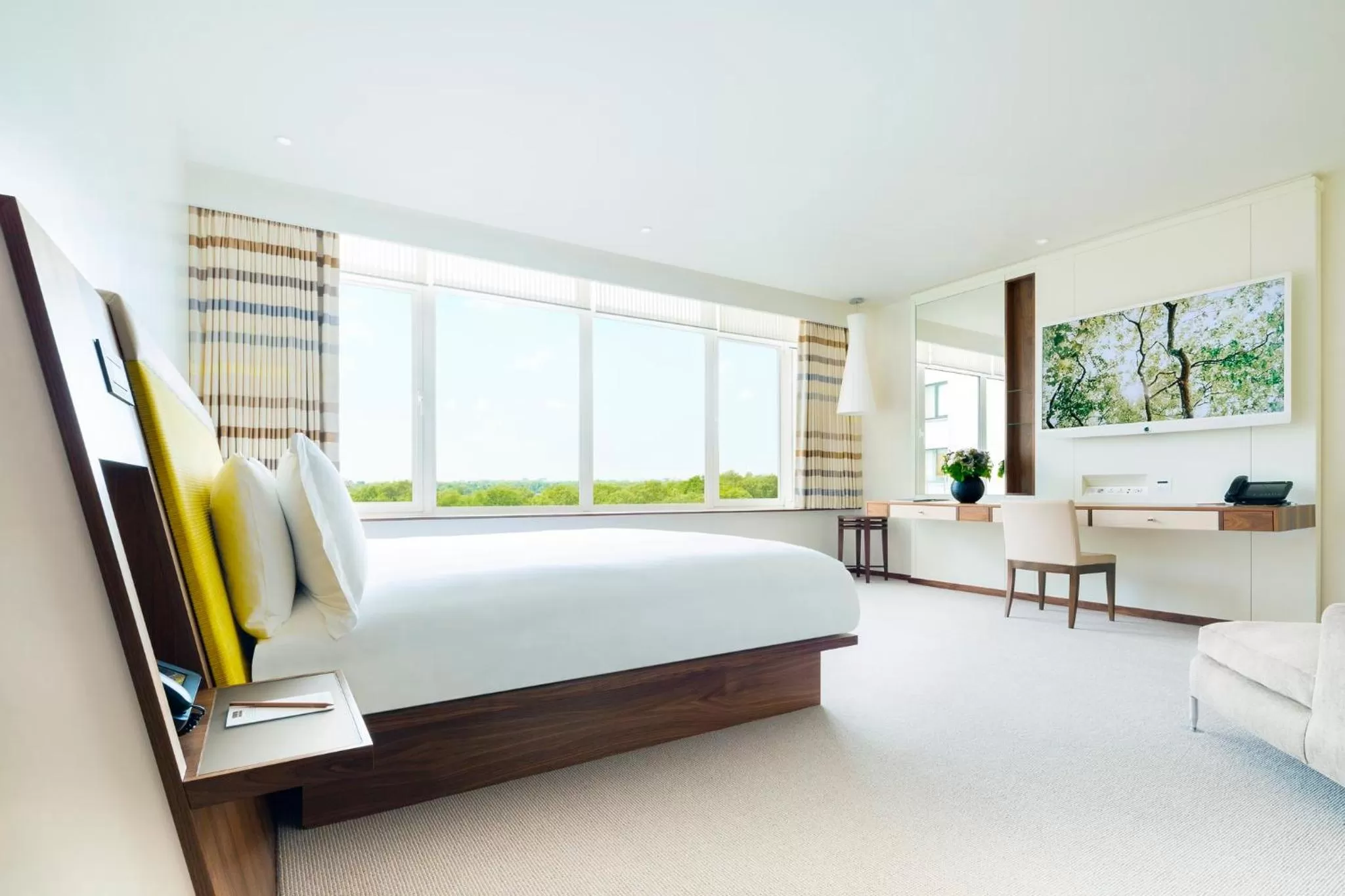 Photo of the whole room, Bed in COMO Metropolitan London