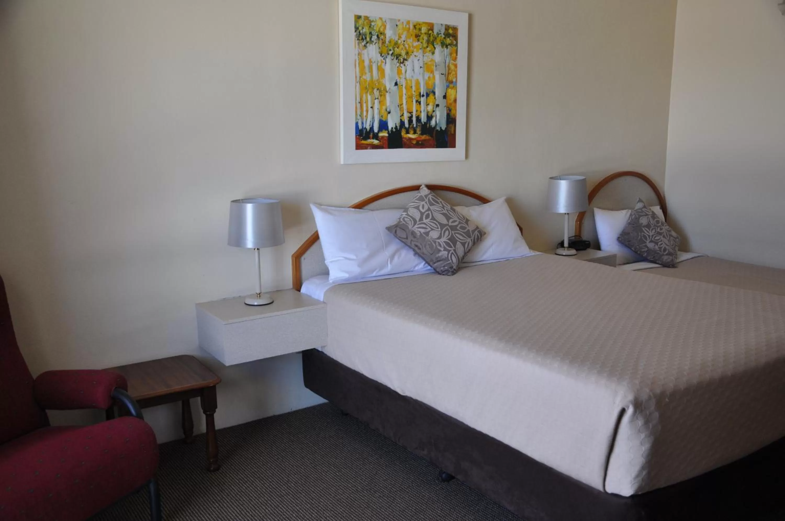 Photo of the whole room, Bed in Longreach Motor Inn