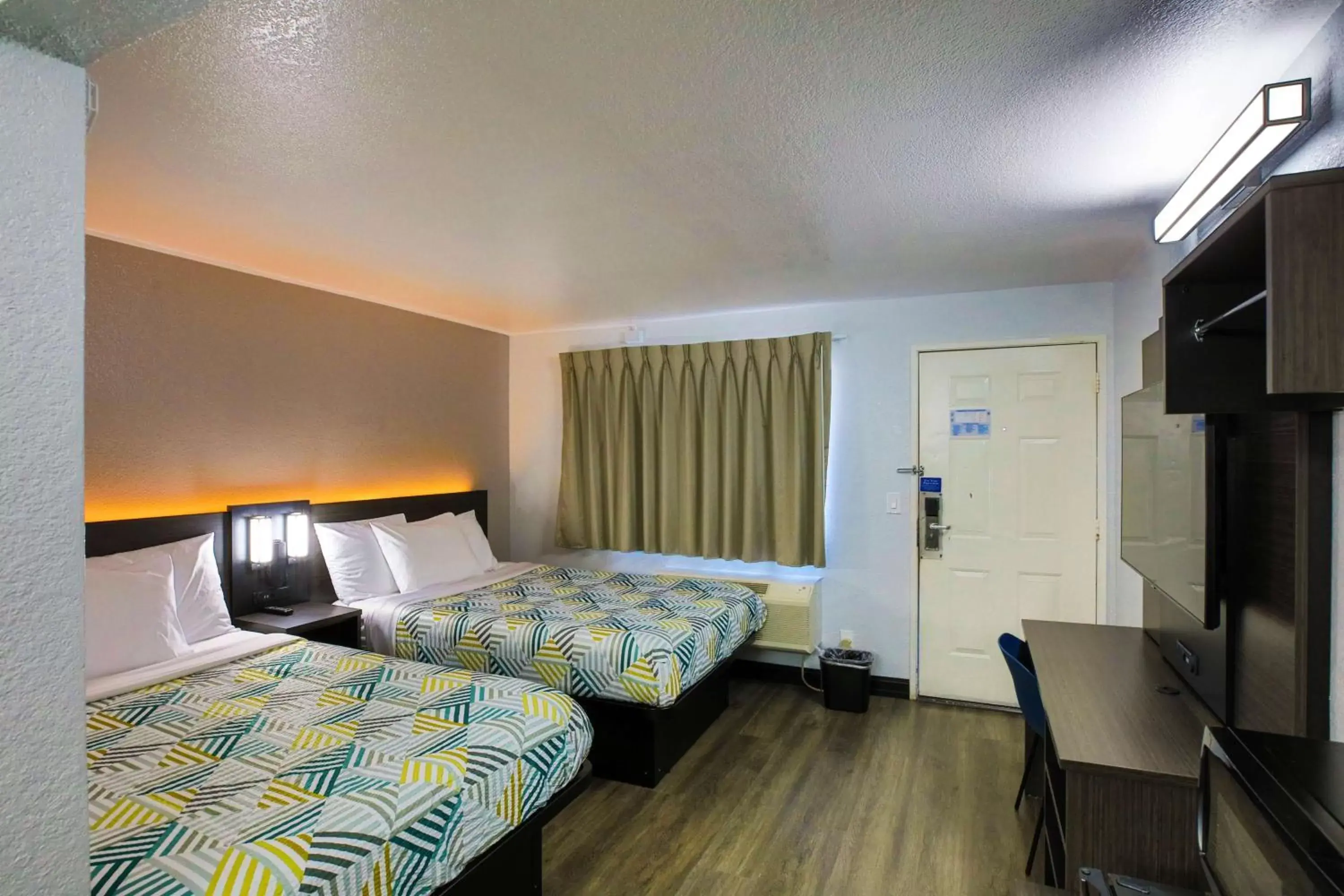 Quadruple Room - single occupancy - Disability Access - Roll in Shower in Motel 6-Sacramento, CA - Old Sacramento North Quadruple Room - single occupancy - Disability Access - Roll in Shower in Motel 6-Sacramento, CA - Old Sacramento North